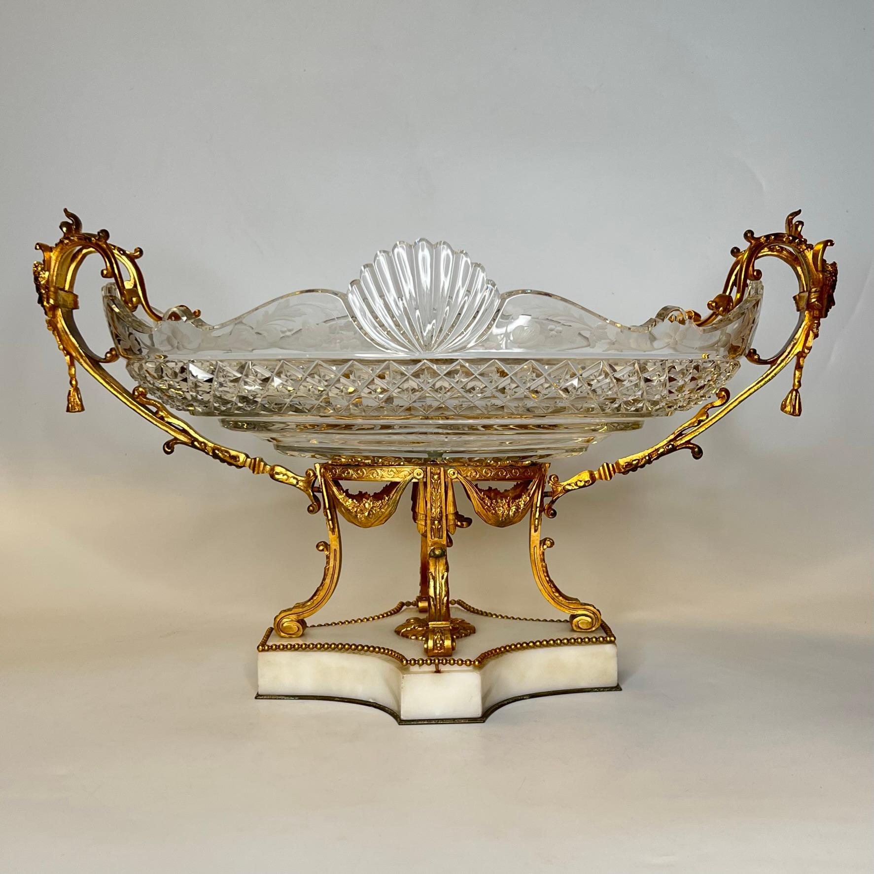 Baccarat Attribué Bronze Doré et Verre Taillé Coupe Centre de table Bon état - En vente à New York, NY