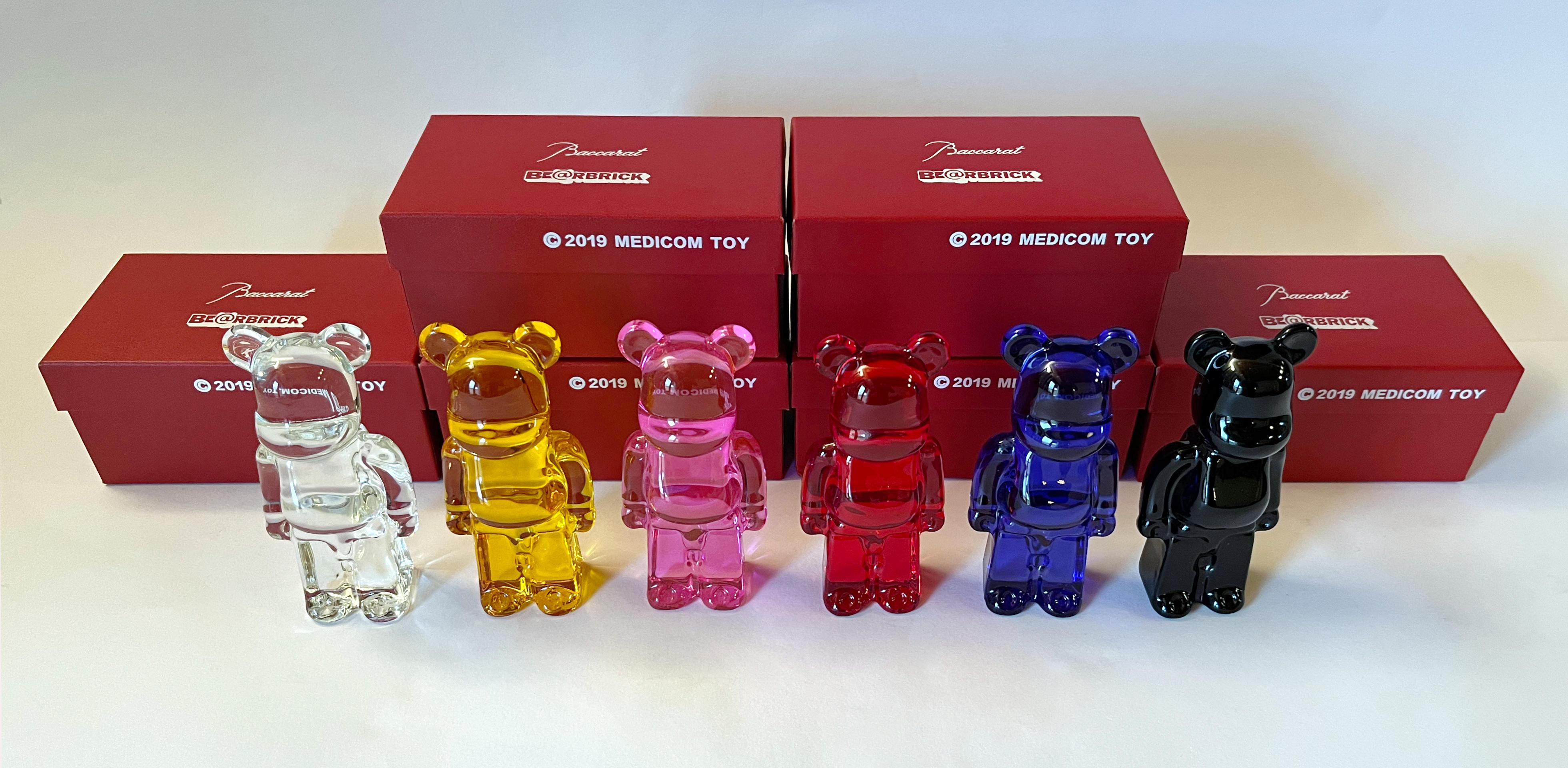 Baccarat Bearbrick set di 6 statuette in cristallo di collaborazione con il marchio giapponese Medicom Toy / Made in France
Marchio originale sulla base / viene fornito con la scatola originale
Larghezza: 2,5 pollici, profondità 1,5 pollici, altezza