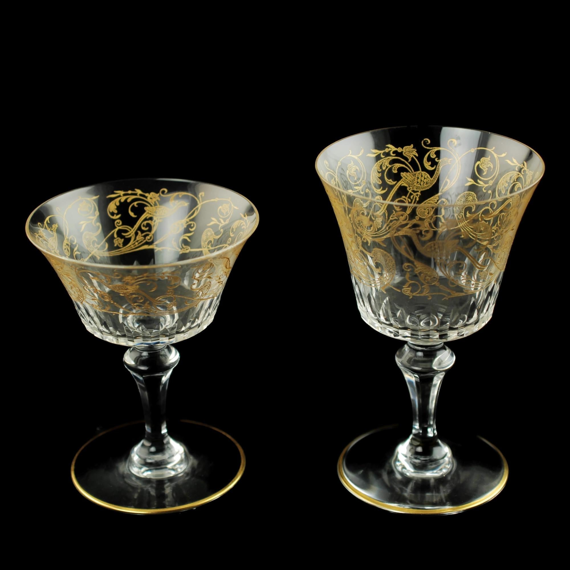 Questo set di 16 bicchieri in cristallo francese Baccarat è stato decorato con l'incantevole motivo Bergame. L'ornato Bergame di Baccarat è una variante del motivo Parme che risale al 1850. Il Bergame è caratterizzato da un motivo Revival Impero che
