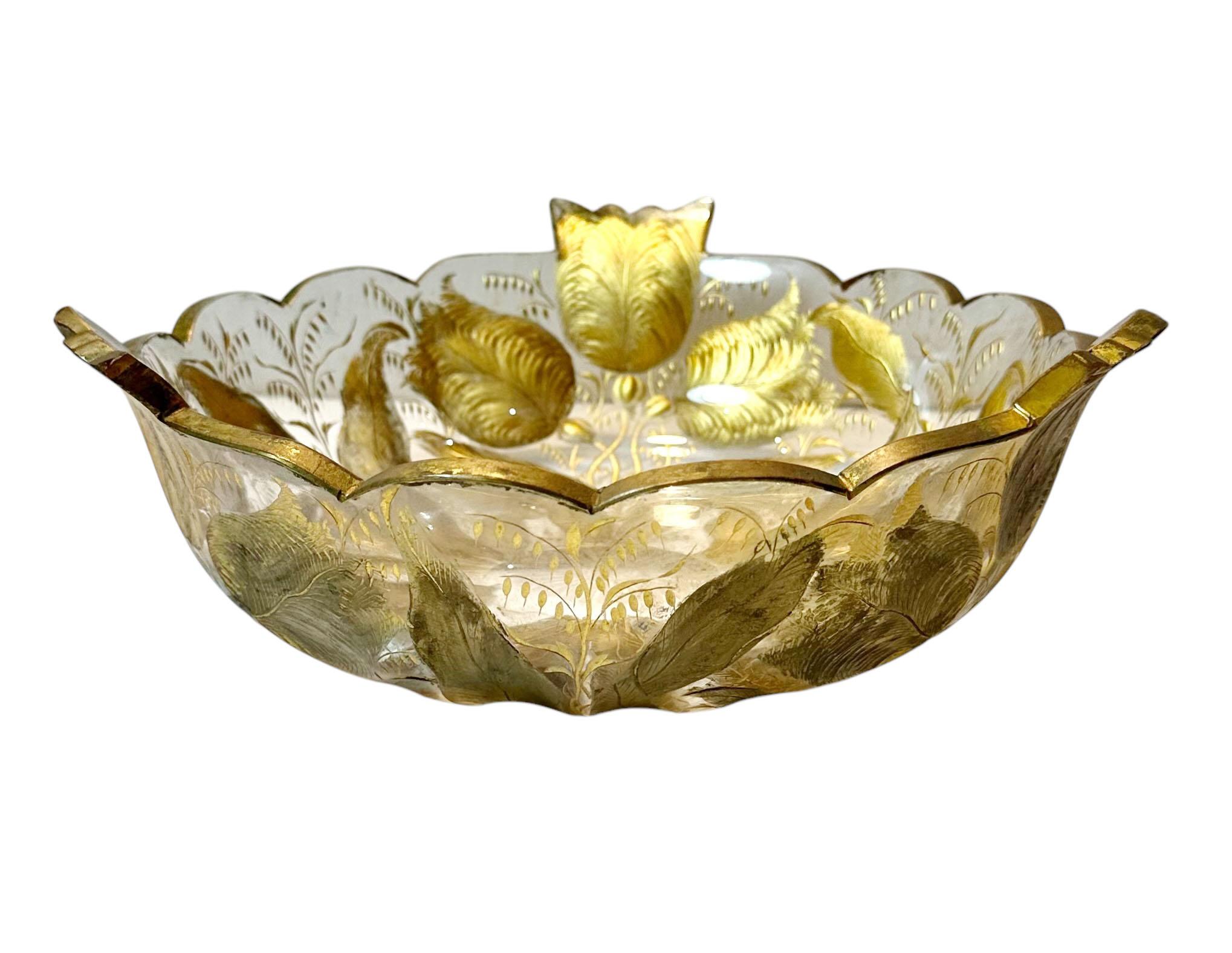 Ein Beeren-Set aus Baccarat-Kristall mit einer Schale und vier blattgeschnittenen Tellern, alle mit Gold akzentuiert. Die Teller haben einen Griff, um die Schale zu halten. der höchsten Qualitätsprodukte im vergoldeten Zeitalter. Einige