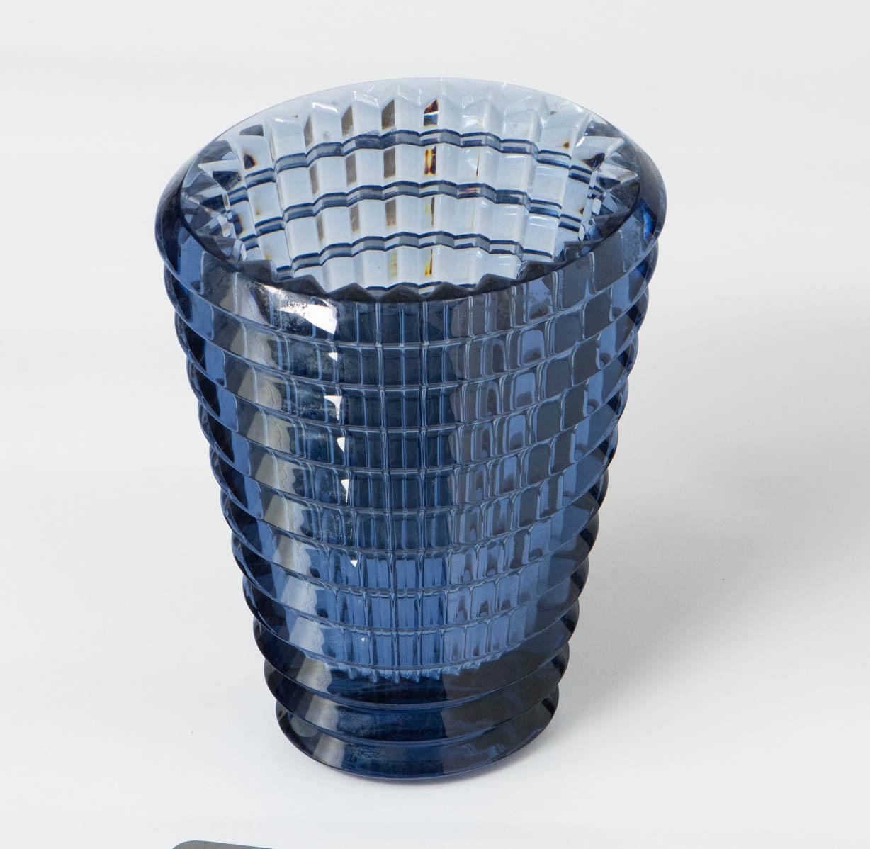 A Baccarat blue glass vase of oval shape
Of tapering geometric form with geometric horizontal and vertical bands.
France,
circa 1930
Signed to underside.

Dimension: 24 cm high x 17.5 cm wide x 14.5 cm deep.