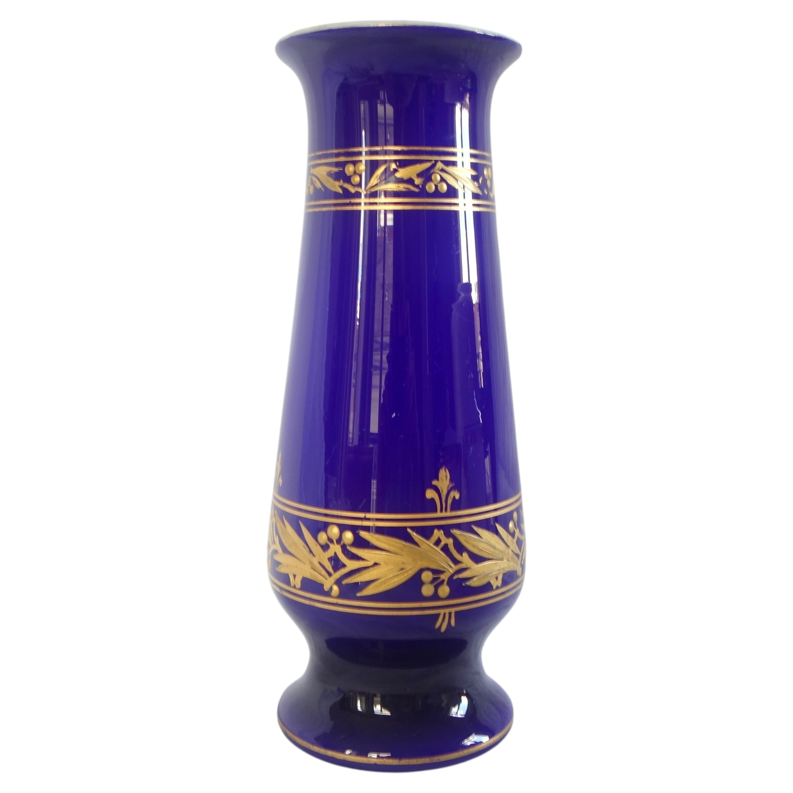 Vase en cristal bleu opalin de Baccarat - style Louis XVI - vers 1890