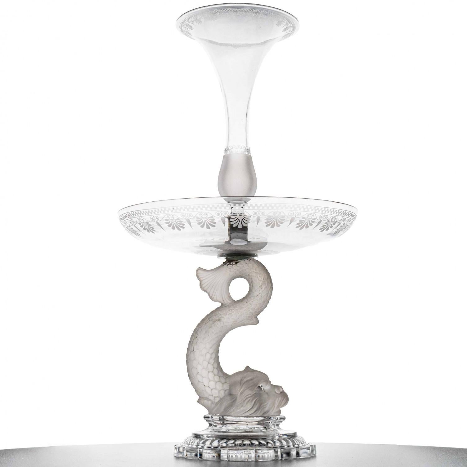 Cuenco Baccarat y jarrón de avestruz con decoración grabada, pie de cristal prensado con decoración de delfines en cristal esmerilado. Fabricado en Francia, hacia 1920.

Dimensiones:
Diámetro: 11,81″ (30 cm)
Altura: 21,65″ (55 cm)

En muy buen