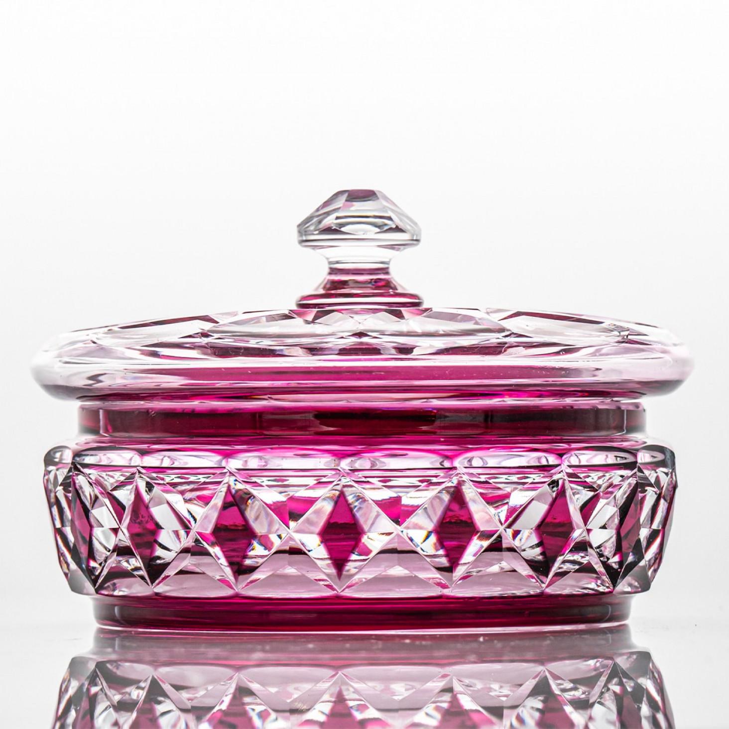 Da 170 anni, i prodotti iconici di Baccarat esaltano gli effetti della luce rifratta e sono conosciuti in tutto il mondo.

Un capolavoro di colore rosa cristallino, la ciotola cristallizza lo straordinario know-how degli artigiani di Baccarat. I