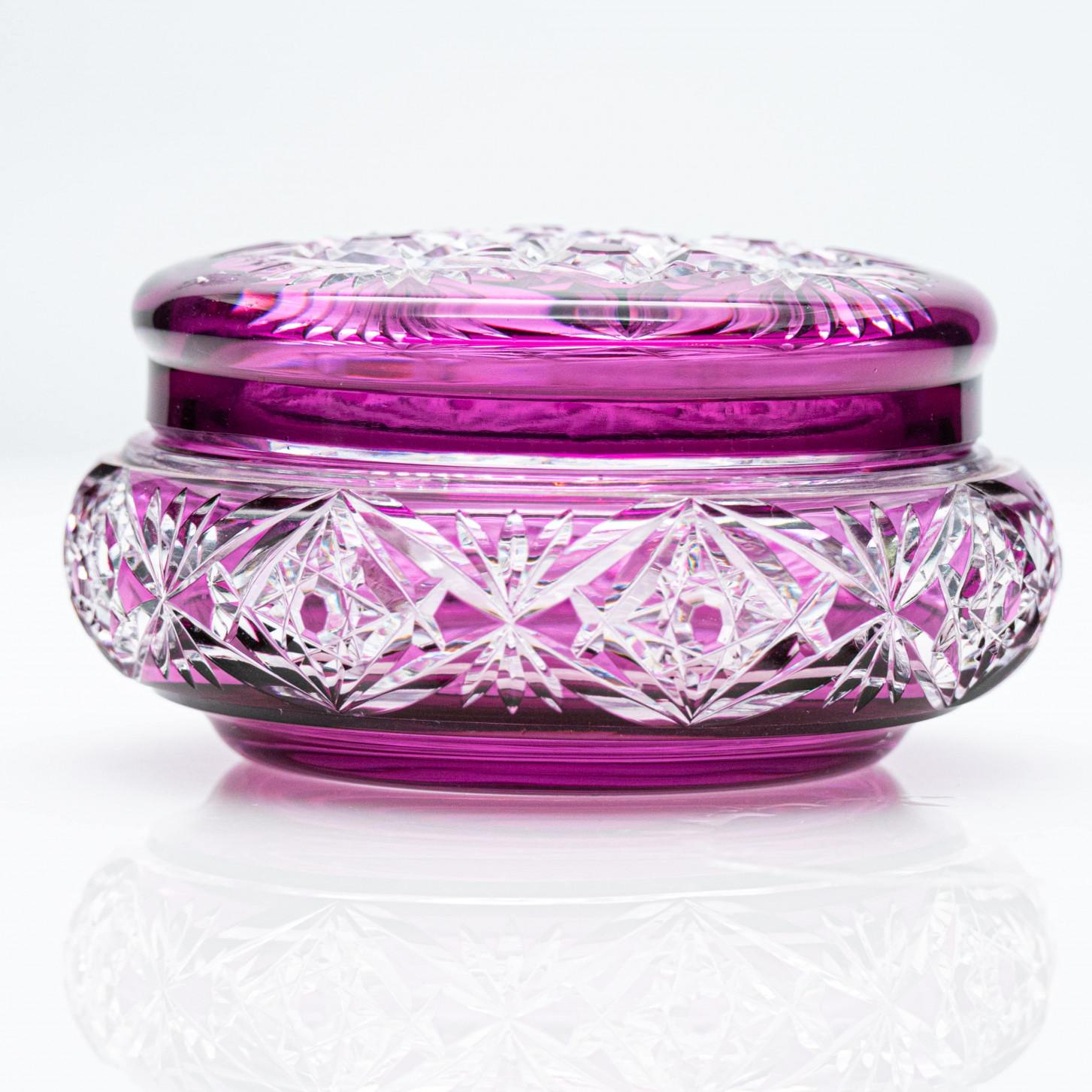 Glorificando los efectos de la luz refractada desde hace 170 años, los emblemáticos productos Baccarat son conocidos en todo el mundo.

Obra maestra de color violeta cristalino, el cuenco cristaliza el extraordinario saber hacer de los artesanos de