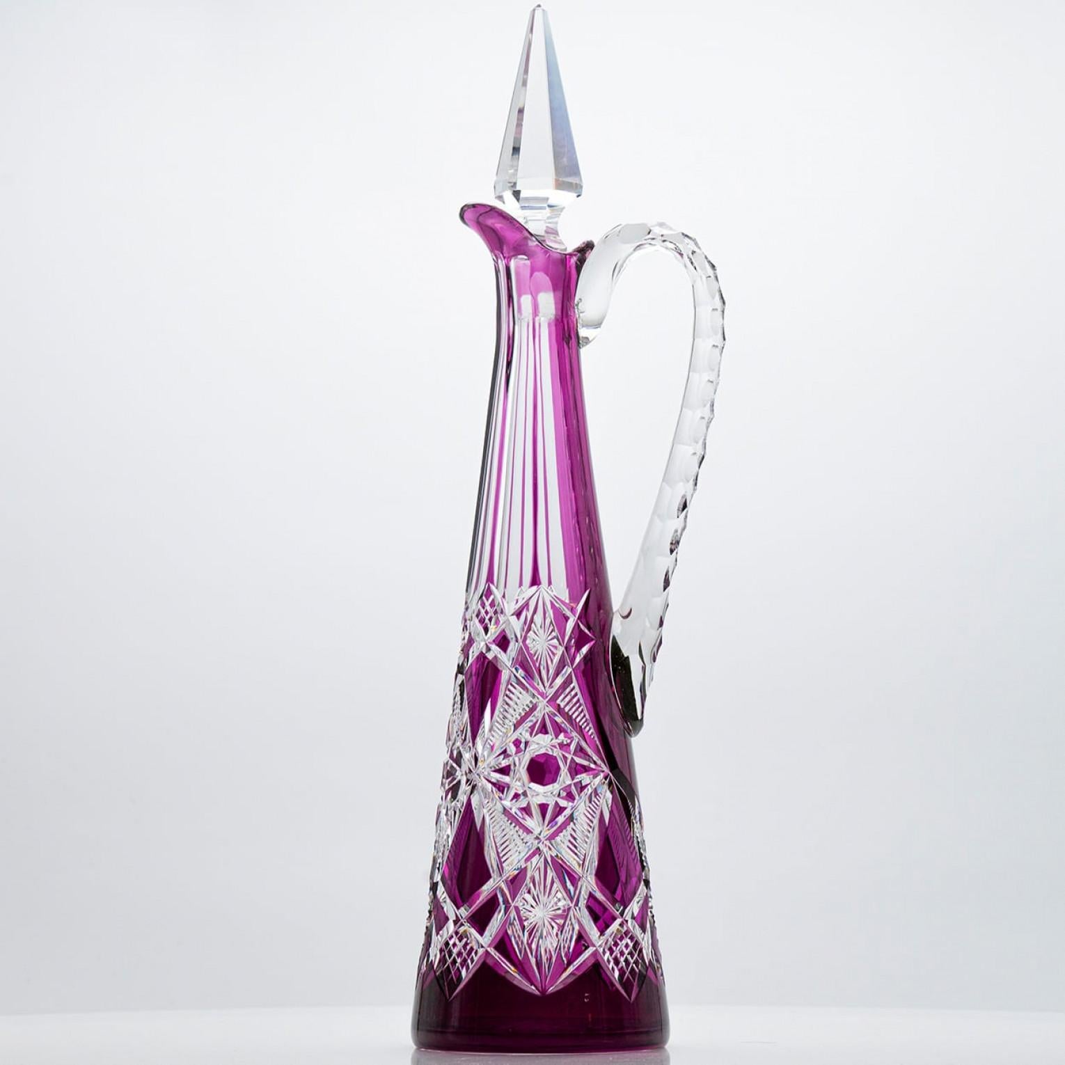 Seit 170 Jahren verherrlicht Baccarat die Effekte des gebrochenen Lichts und die ikonischen Stücke sind weltweit bekannt.

Diese Karaffe ist ein kristallklares, leuchtend pinkfarbenes Meisterwerk von außergewöhnlichen Proportionen, in dem sich das