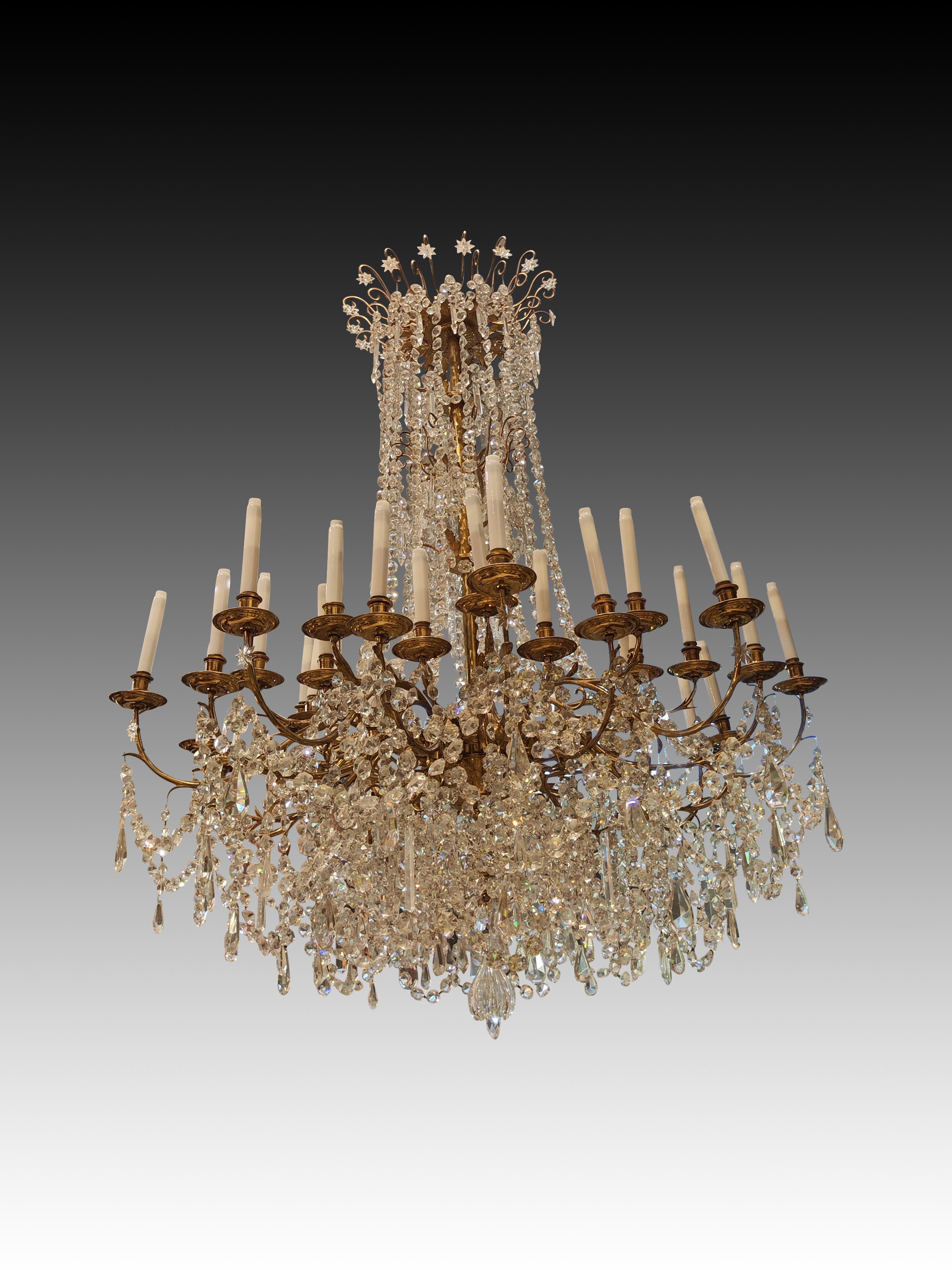 Lampada da soffitto. Bronzo, vetro. Francia, fine del XIX secolo. 
Non firmato, attribuito a Baccarat.
Lampadario da soffitto a 36 luci, elettrificato, realizzato in bronzo con numerose perle di vetro trasparente. Dall'asse centrale (decorato con