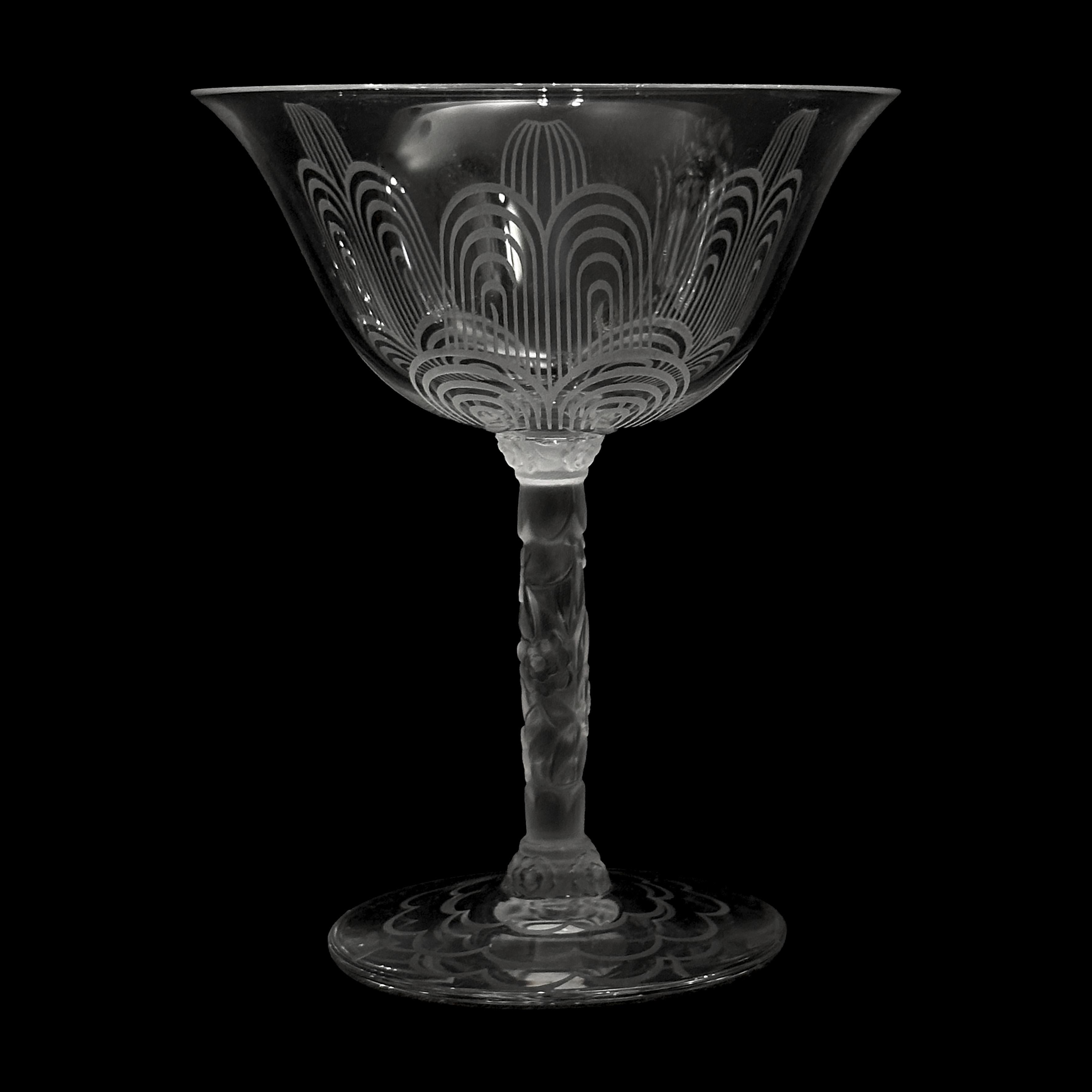 Copa de champán en cristal de Baccarat del servicio Jets d'Eau, diseñado por Georges Chevalier para la Exposición Internacional de París de 1925.

Los vasos de cristal con chorros de agua estilizados grabados reflejan la época Art Déco. Un tallo de