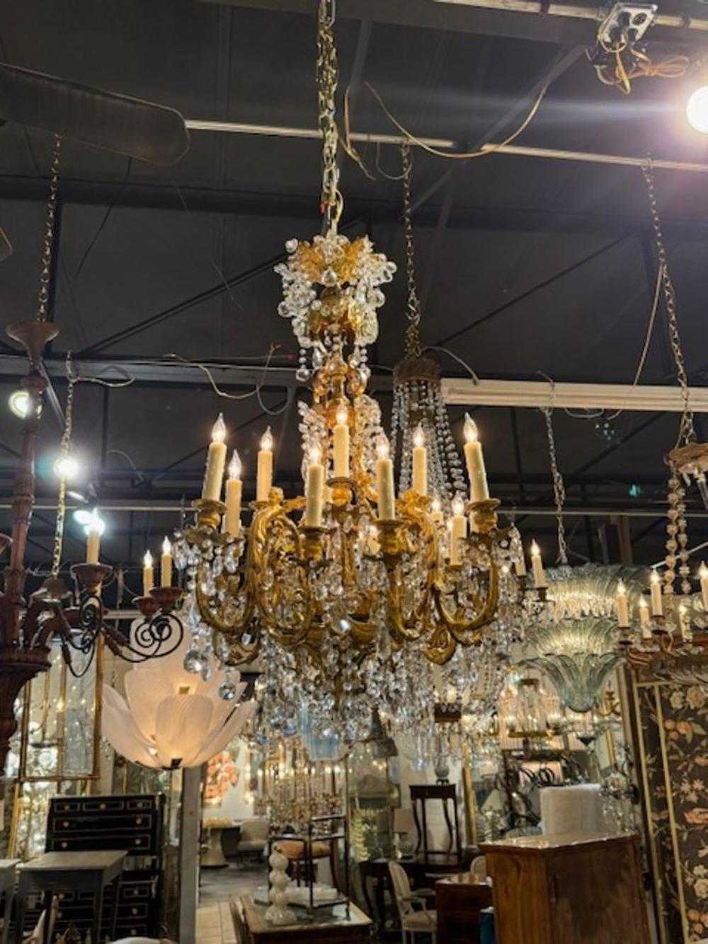Eccezionale lampadario francese Baccarat in bronzo dorato e cristallo del XIX secolo. Circa 1870. Il lampadario è stato ricablato professionalmente e viene fornito con catena e baldacchino coordinati. È pronto per essere appeso!