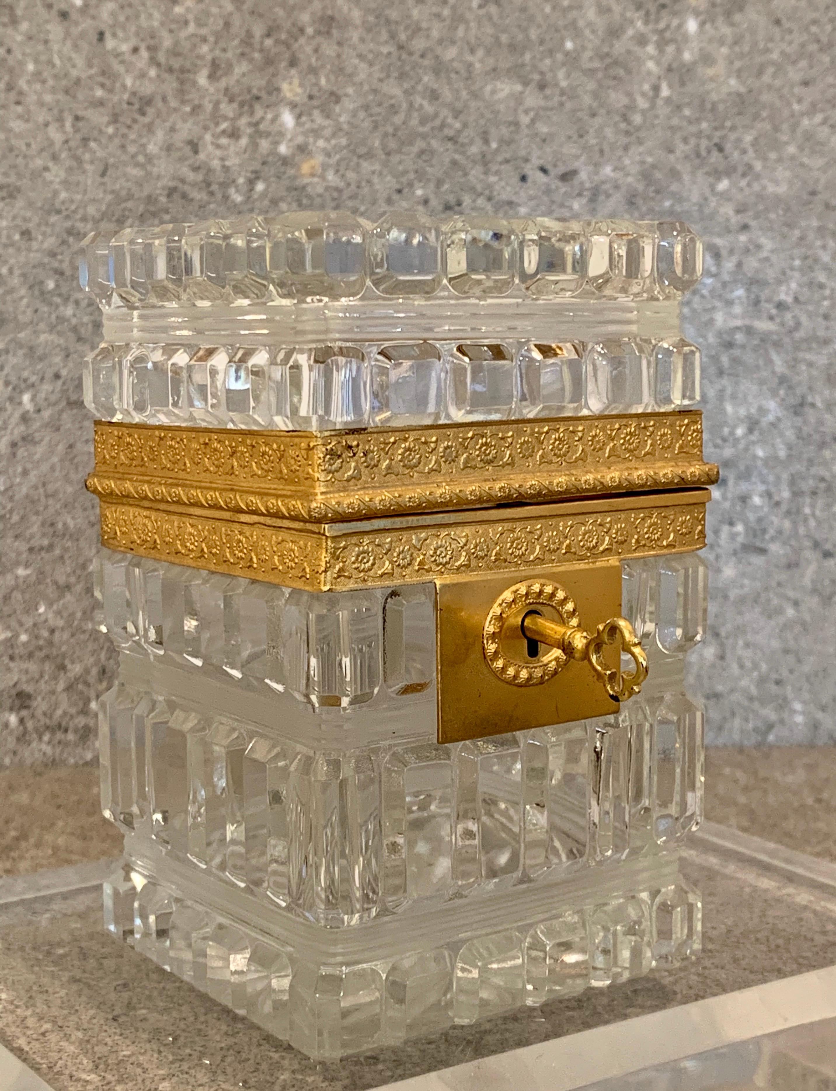 Hergestellt aus schwerem geschliffenem Baccarat-Kristallglas
mit einem Starburst-Muster auf der Oberseite
Eine frühe prächtige französische Glasschatulle
Diese schöne Schachtel ist verziert
mit hochwertigen Ormolu-Beschlägen
Der Zustand ist