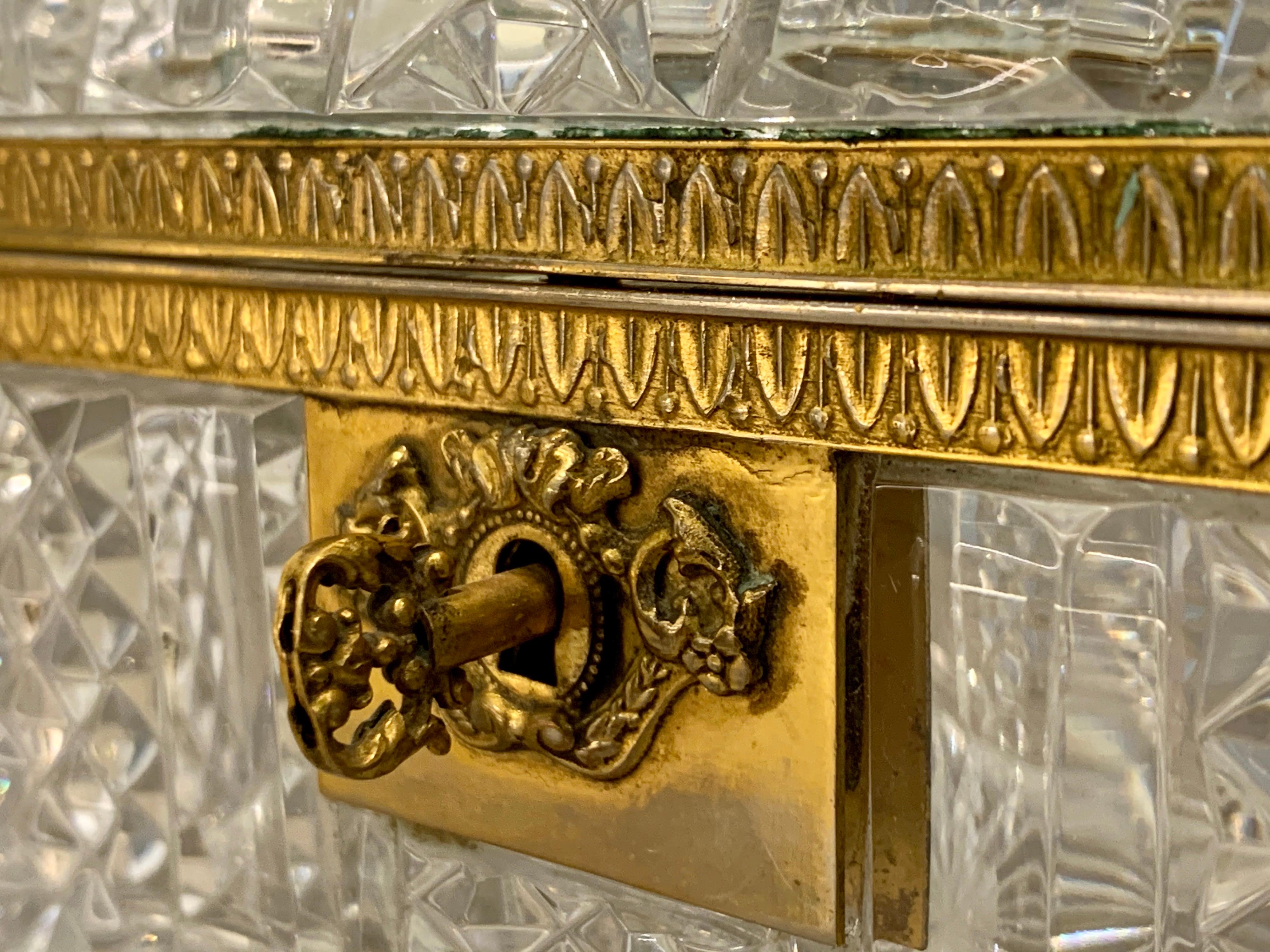 Baccarat Charles X. Glaskoffer / Schachtel aus antiker Bronze, montiert (Französisch) im Angebot