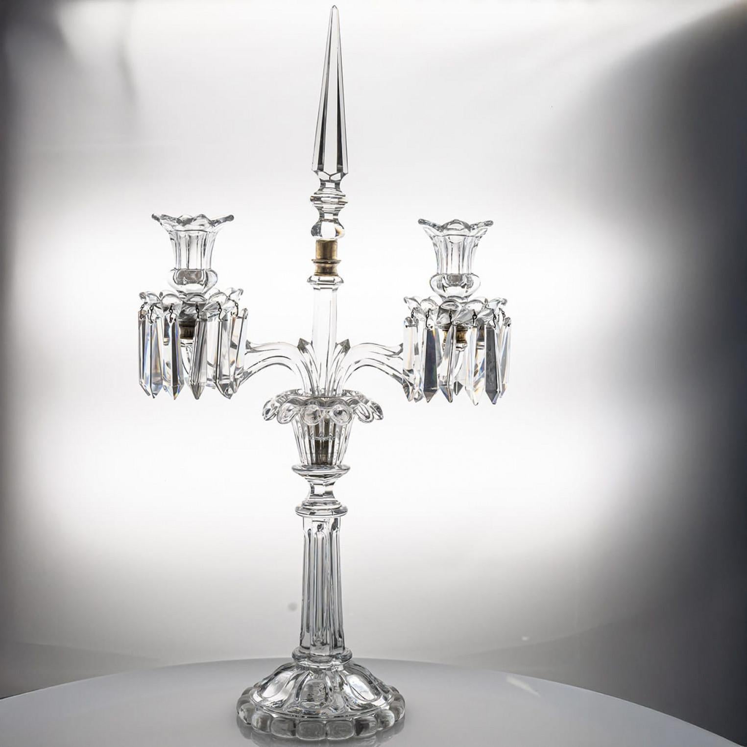 Un capolavoro di cristallo dalle splendide proporzioni, questo portacandele cristallizza lo straordinario know-how degli artigiani Baccarat. I diversi tagli del cristallo producono un effetto visivo magico.

Il portacandele a due luci, con due