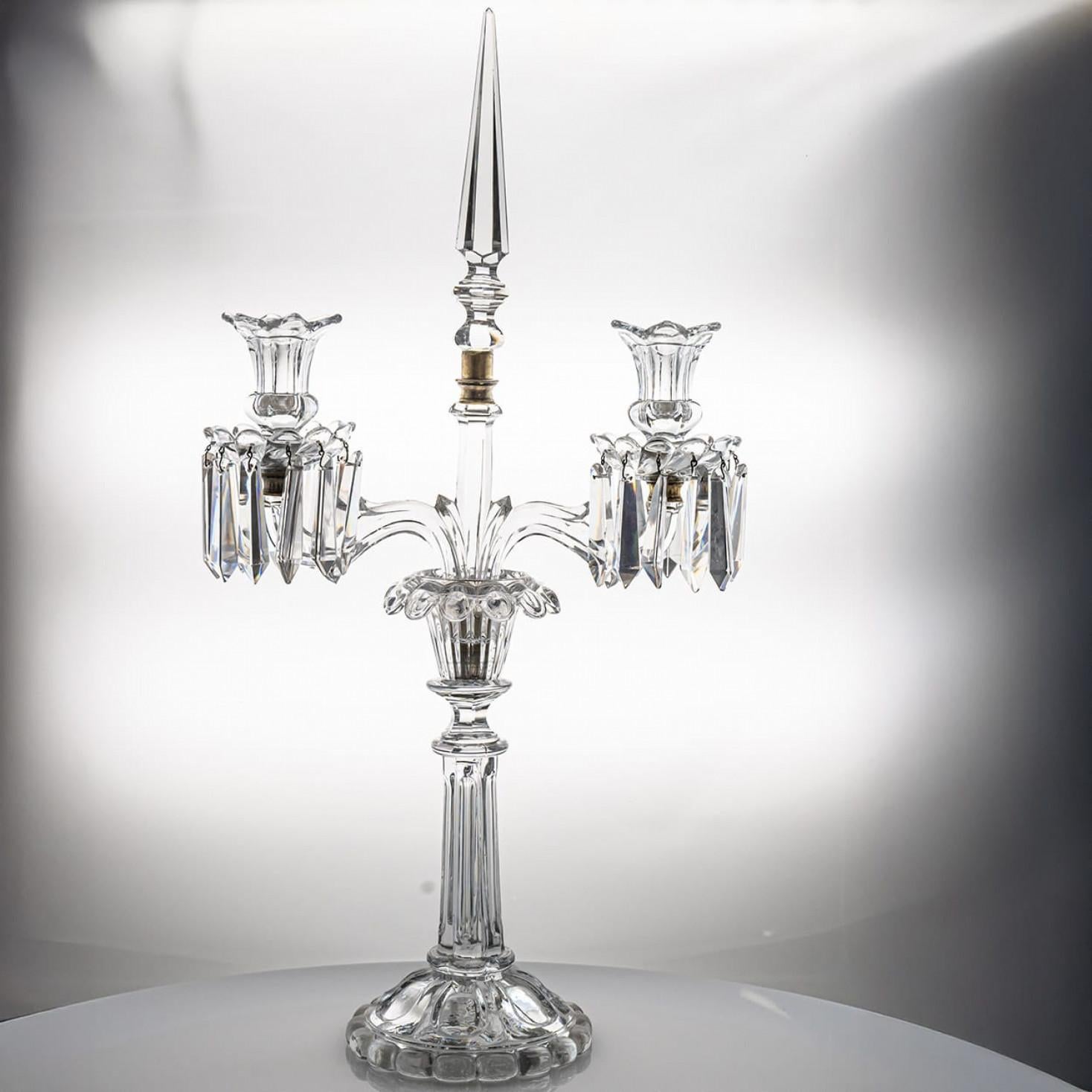 Obra maestra de cristal de bellas proporciones, este portavelas cristaliza el extraordinario saber hacer de los artesanos de Baccarat. Los diferentes cortes del cristal producen un efecto visual mágico.

El portavelas de dos luces, con dos brazos