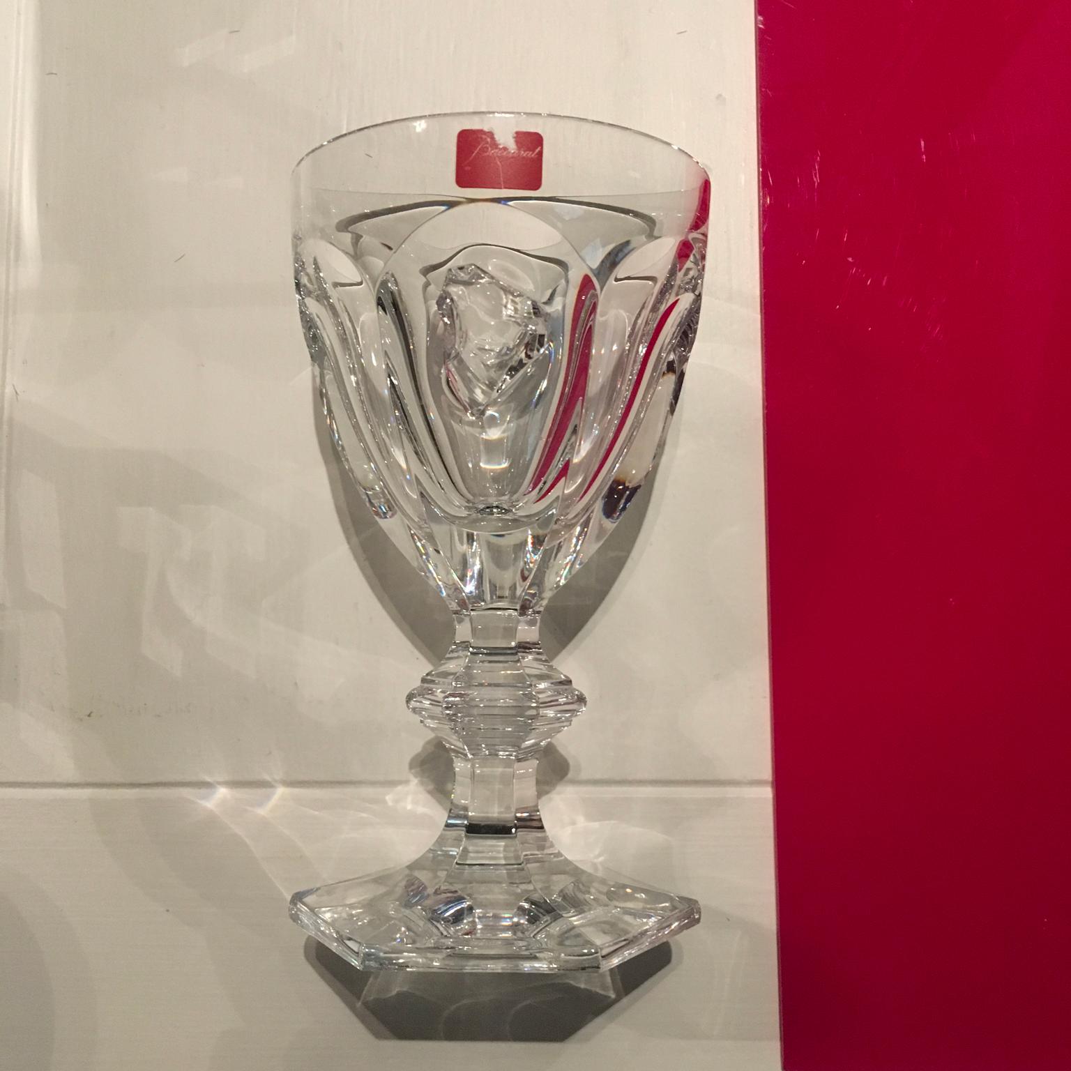 Philippe Starck a conçu pour Baccarat en 2011 ce verre en cristal clair de la gamme iconique Harcourt avec ses inclusions de cristal brut. La beauté simple devient une œuvre d'art. 
Son nom:: Aie:: évoque l'impact d'une météorite soudainement happée