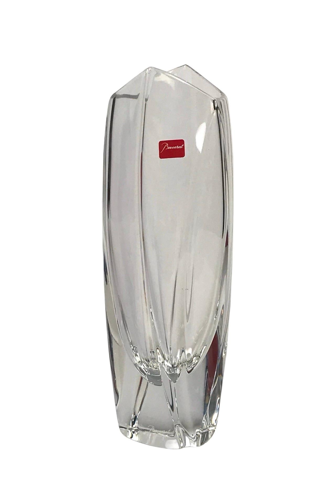 A wonderful Baccarat crystal vase, 6 sided.

An endless source of inspiration, this Baccarat vase is a timeless  ]classic.

Combining heritage and modernity, this vase brings a new interpretation. With its faceted shape, its cut facets and its