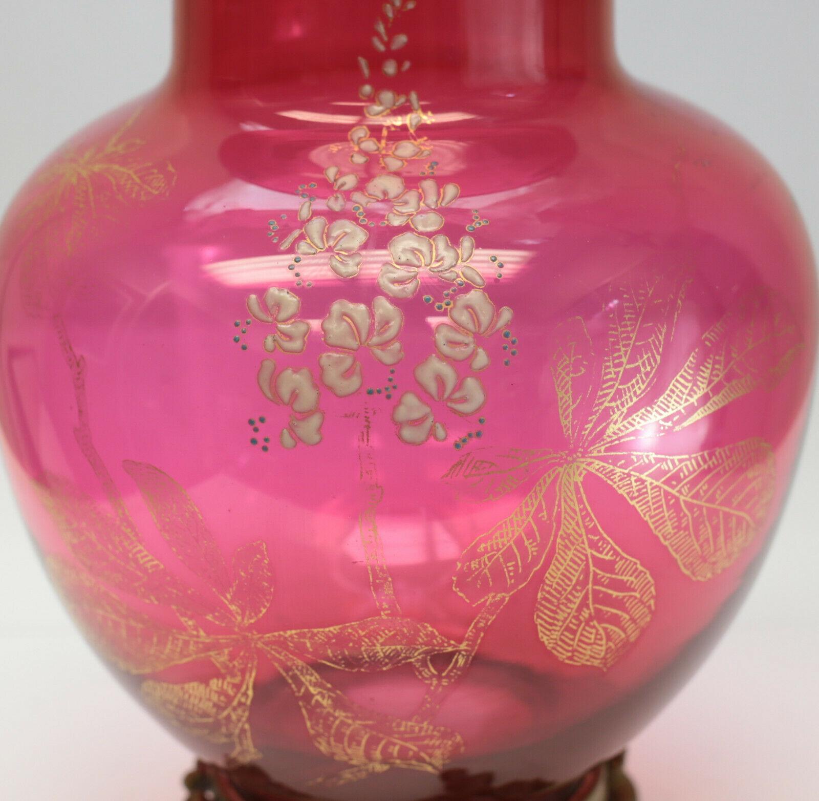 Doré Vase à pied en verre rouge canneberge doré et bronze émaillé de Baccarat, vers 1890