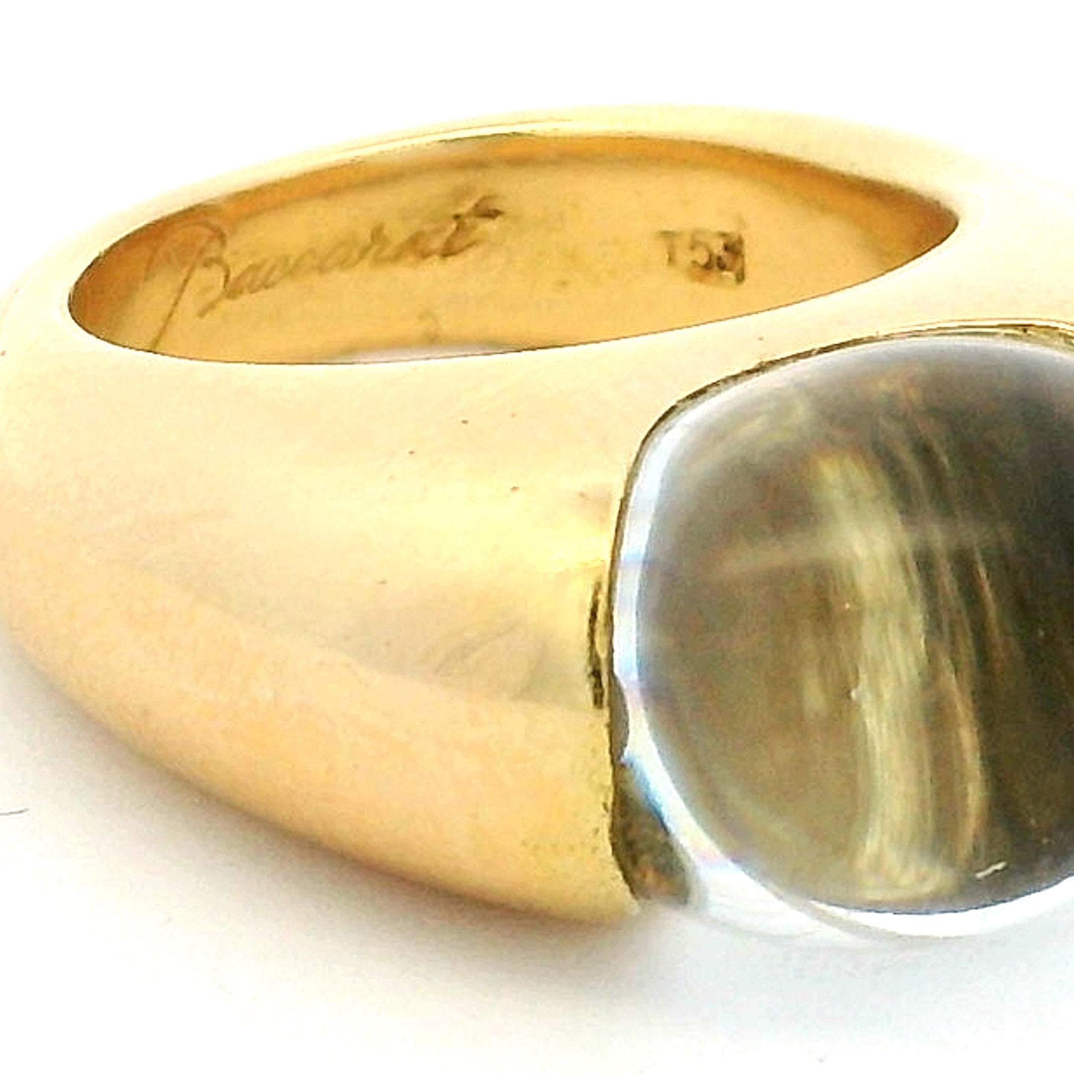 Elegante, scultoreo e inconfondibilmente raffinato, questo audace anello di Baccarat abbina la maestria del cristallo della casa al calore dell'oro giallo 18 carati. Il design è caratterizzato da un cristallo liscio a cupola, incastonato per metà in