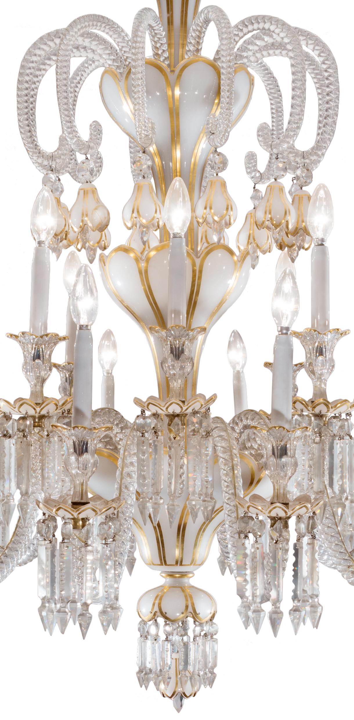 Baccarat Weißer Opalin-Kronleuchter des 19. Jahrhunderts, vierstöckig mit 24 Lights, signiert (Viktorianisch) im Angebot