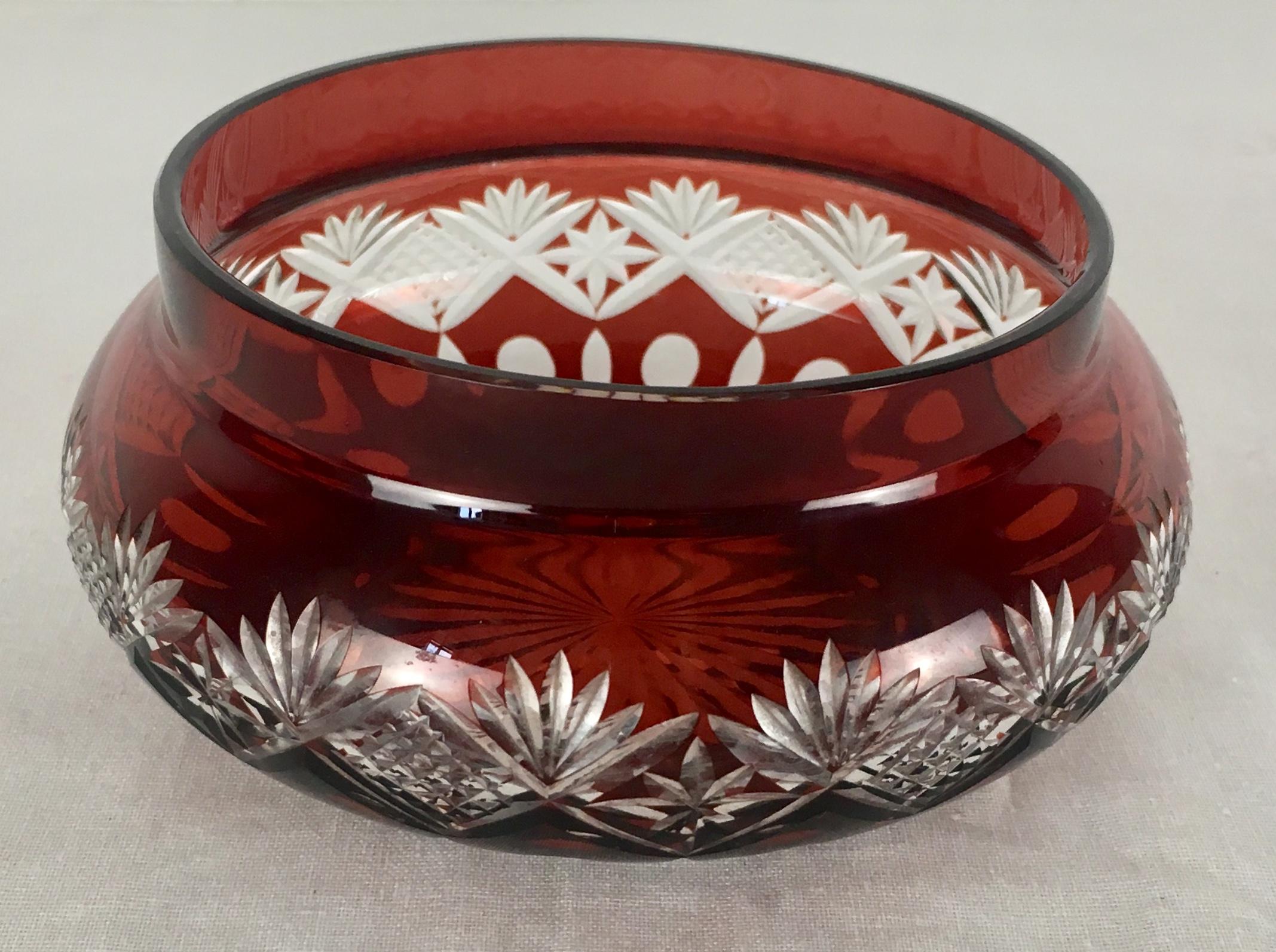Beautiful Baccarat hand-cut crystal covered trinket or jewelry box or candy dish, circa 1930. 

Measures: 4 3/4