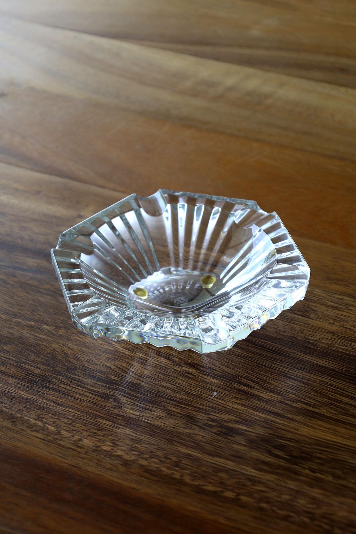 This  ashtray features the distinctive signs of style: a hexagonal form and flat cuts, giving it timelessness and functionality. Harcourt This is an iconic Baccarat piece. Bring elegance and timelessness to any room..