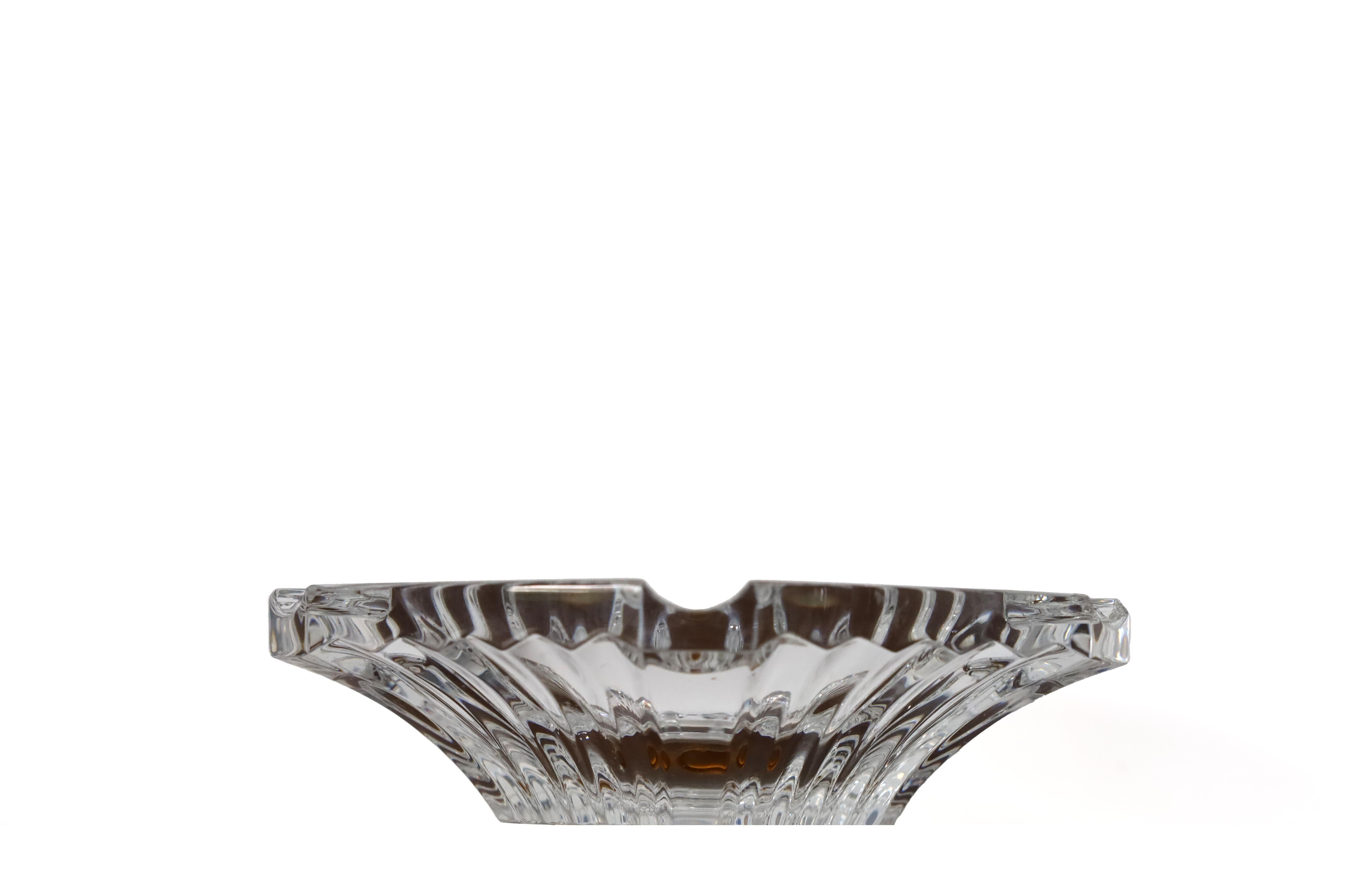 Il s'agit d'un cendrier original de Baccarat en excellent état. Comme neuf.
Un design intemporel et la meilleure qualité.