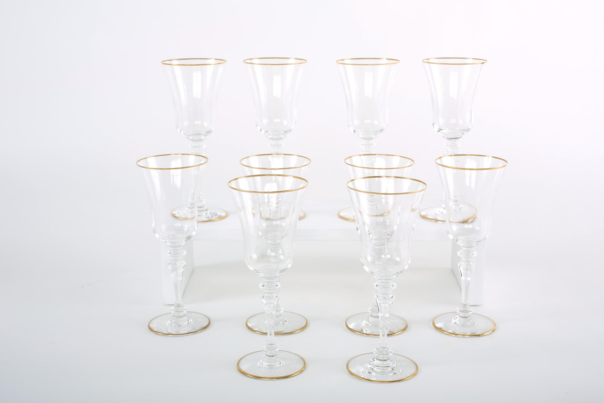 Service de table et de bar pour dix personnes en cristal de Baccarat du milieu du XXe siècle. Chaque verre est en très bon état. Marque du fabricant soussignée. Chacune d'entre elles mesure environ 8 pouces de haut x 3,3 pouces de diamètre.