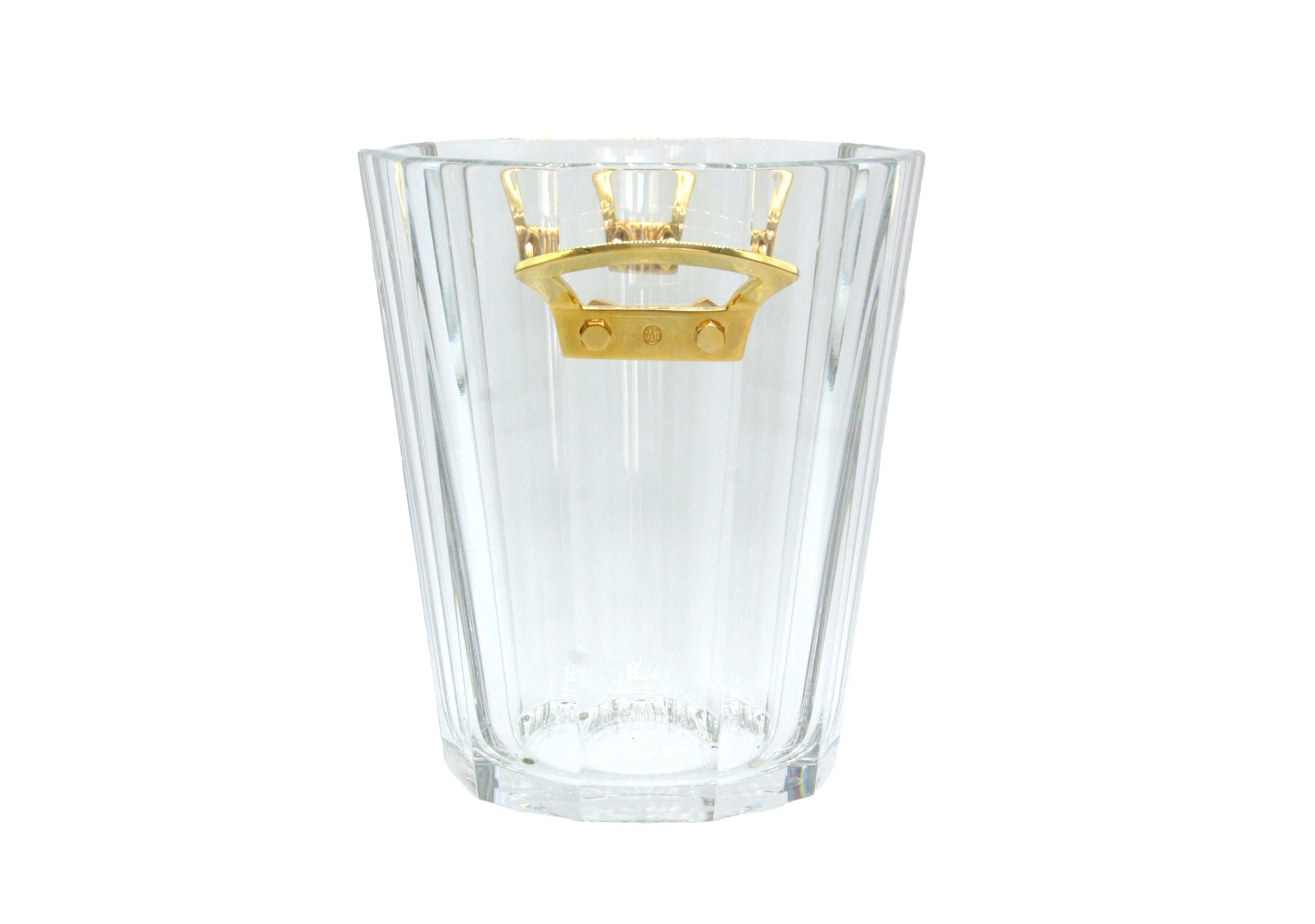 Magnifique seau à champagne ou rafraîchisseur à vin en cristal de Baccarat avec poignées latérales en bronze doré. La glacière est en excellent état. La marque du fabricant est gravée en dessous. Usure mineure. Le seau/refroidisseur mesure environ