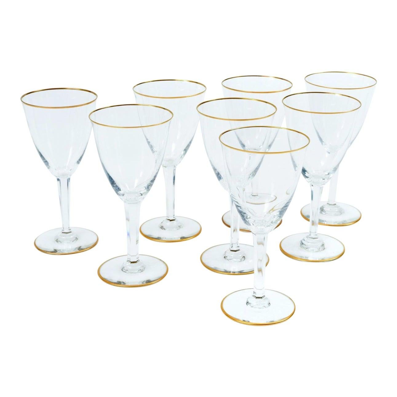 Vaisselle de bar / vaisselle de table en cristal de Baccarat, service à vin et à eau pour huit personnes, avec des détails décoratifs en or. Chaque verre est en très bon état. Marque du fabricant gravée sous le signe de l'auteur. Chaque verre mesure