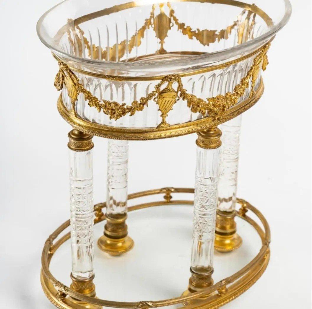 Baccarat crystal bowl, 19th century
Splendid Baccarat crystal cup resting on 4 feet of cut crystal, Gilt bronze mounting of very high quality and precision workmanship in the form of garlands and surrounding the piece.
Measures: h: 28cm, w: