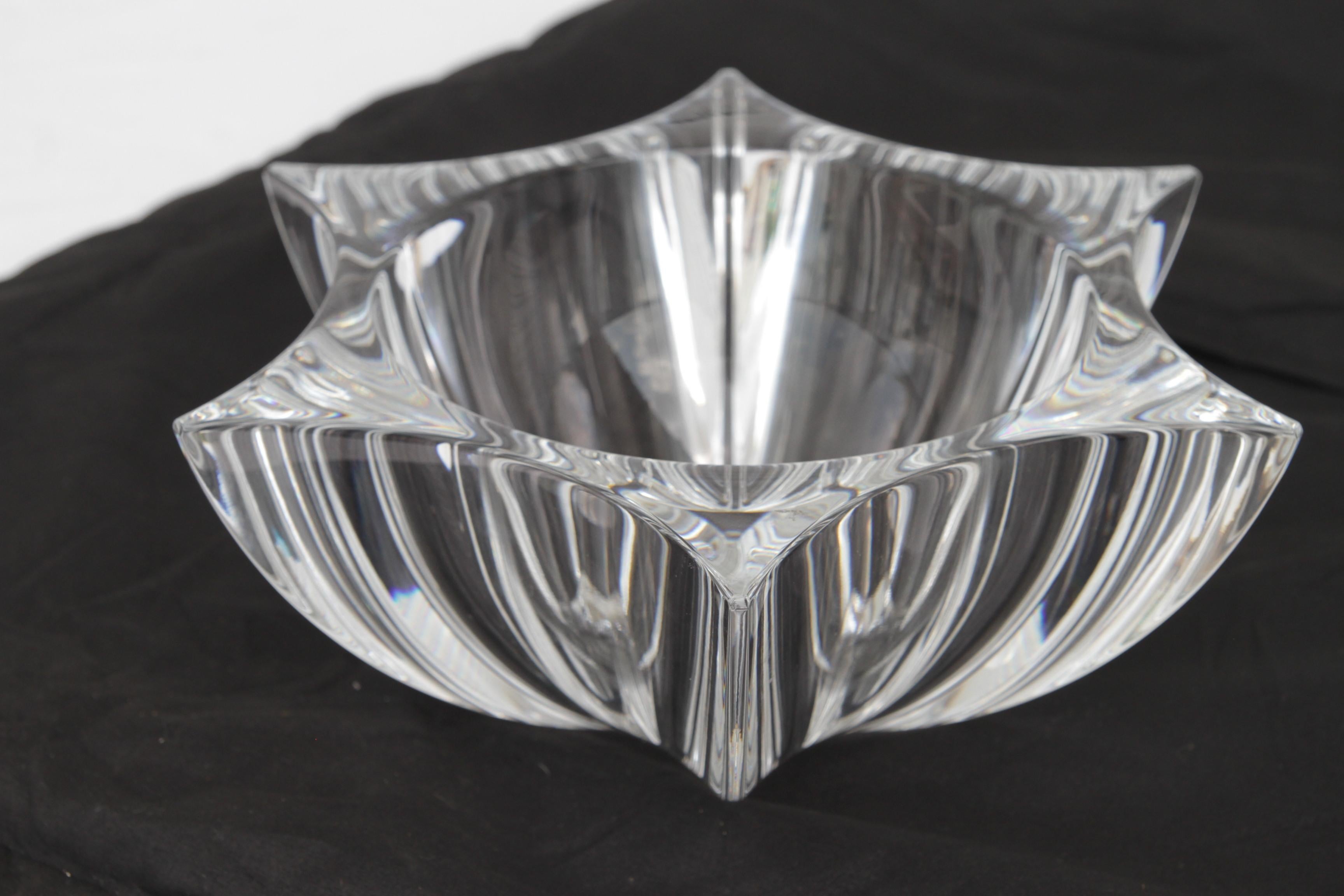 Diese Vintage Orrefors Belle Tulip Kristallschale ist ein wunderschönes Stück Kunstglas, das von Jan Johansson entworfen wurde. Die Schale misst 5 Zoll und verfügt über eine klare Farbe mit einem Aufkleber angebracht. Es handelt sich um ein