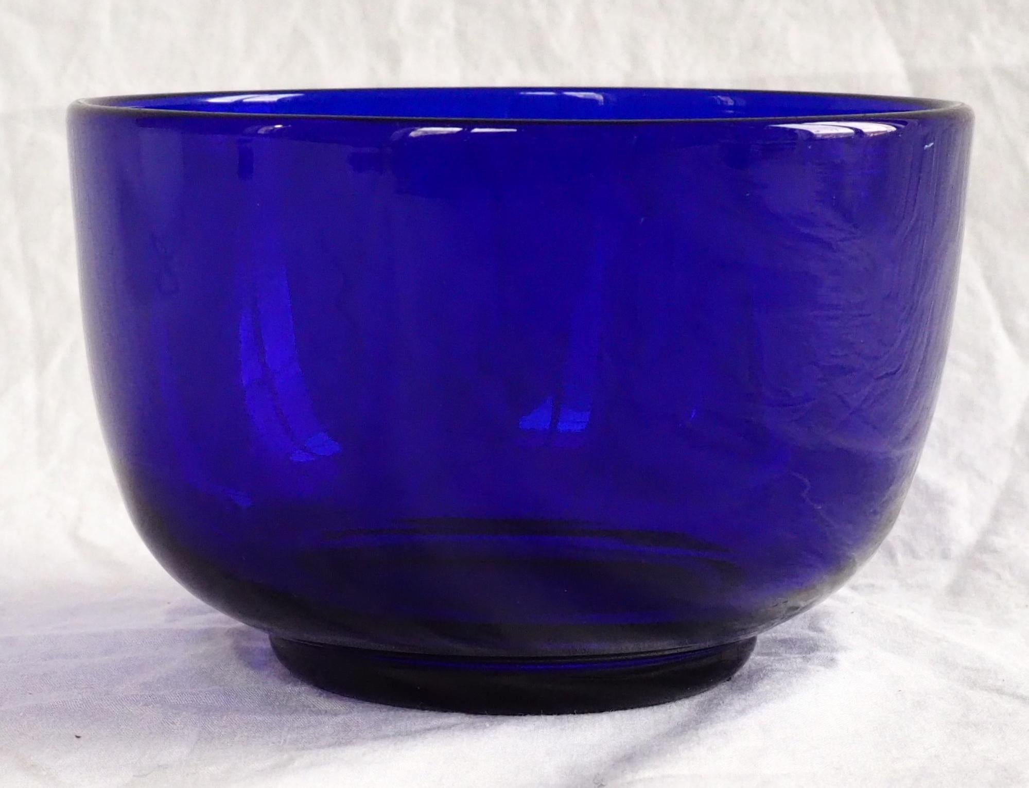 Baccarat Crystal bowl, magnificent cobalt blue crystal, France, late 19th century production.
Originally designed as a fingerbowls (listed as such in early 20th century catalogs), our ramekins are great to be used as bowls for aperitif time : the