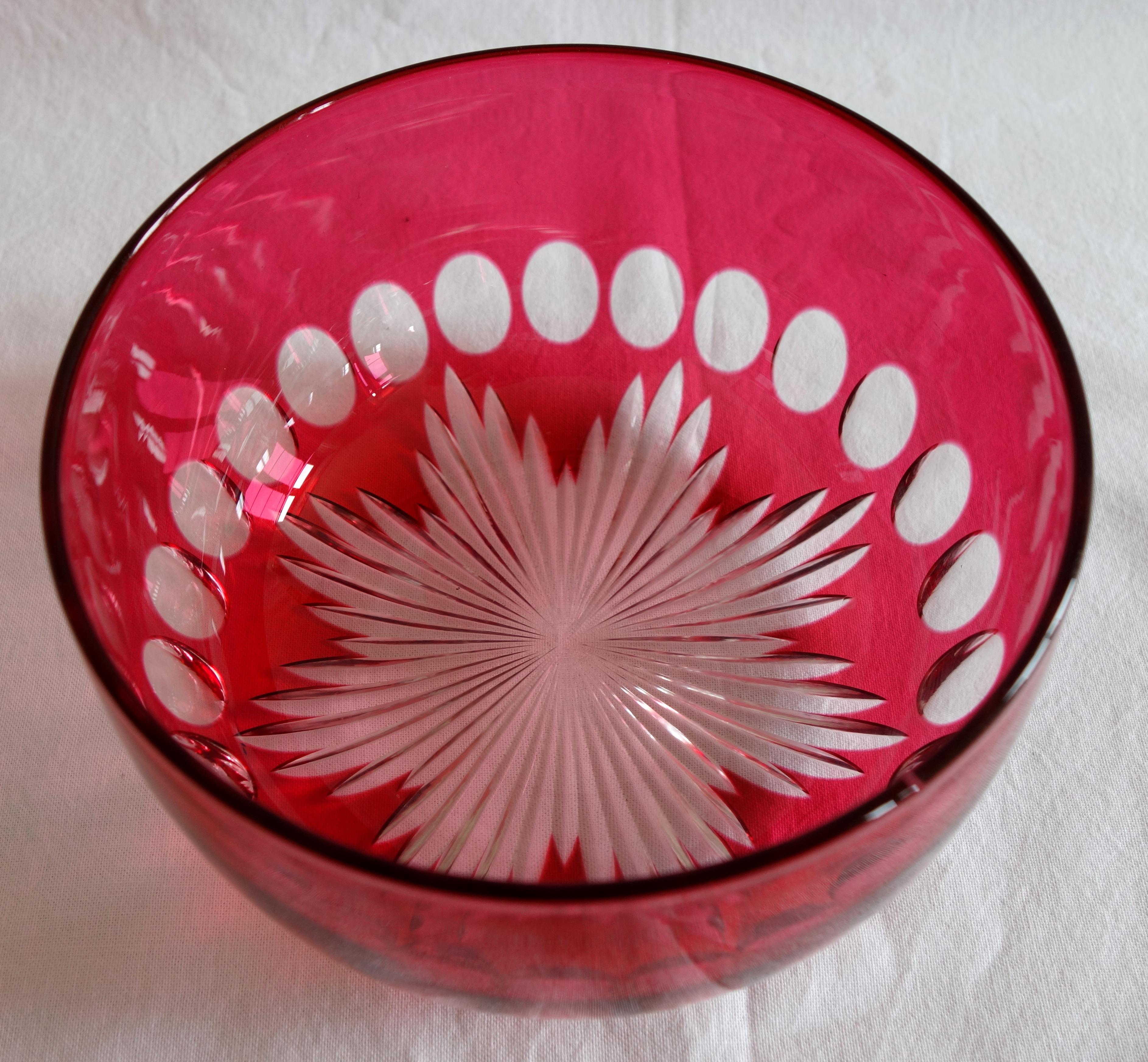 Cuenco de cristal de Baccarat, magnífico cristal rosa intenso, Francia, producción de finales del siglo XIX o circa 1900.
Diseñados originalmente como cuencos para los dedos (figuraban como tales en los catálogos de principios del siglo XX),