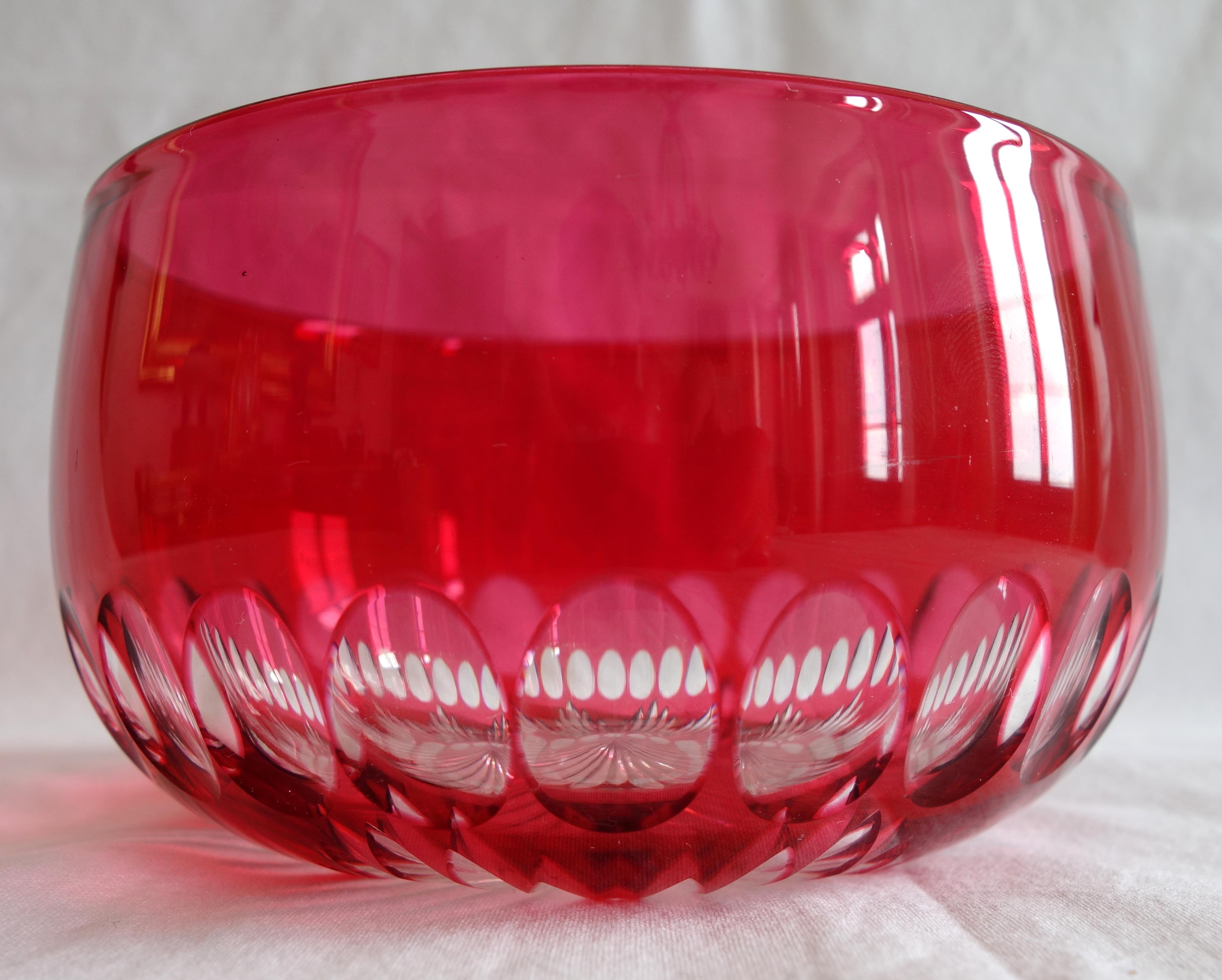 Cuenco / ramekin de cristal de Baccarat, cristal tallado rojo superpuesto - Siglo XIX Art Nouveau en venta