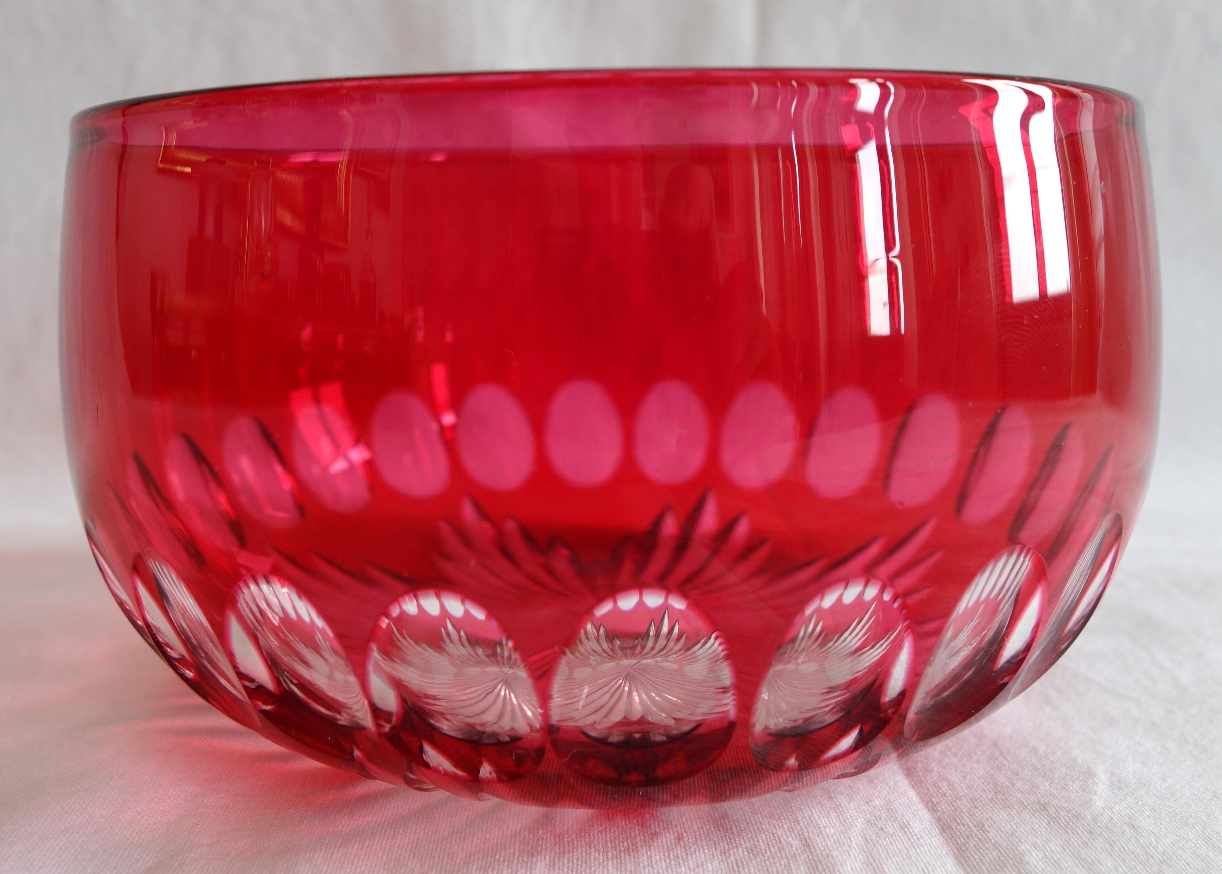 Cuenco / ramekin de cristal de Baccarat, cristal tallado rojo superpuesto - Siglo XIX Francés en venta