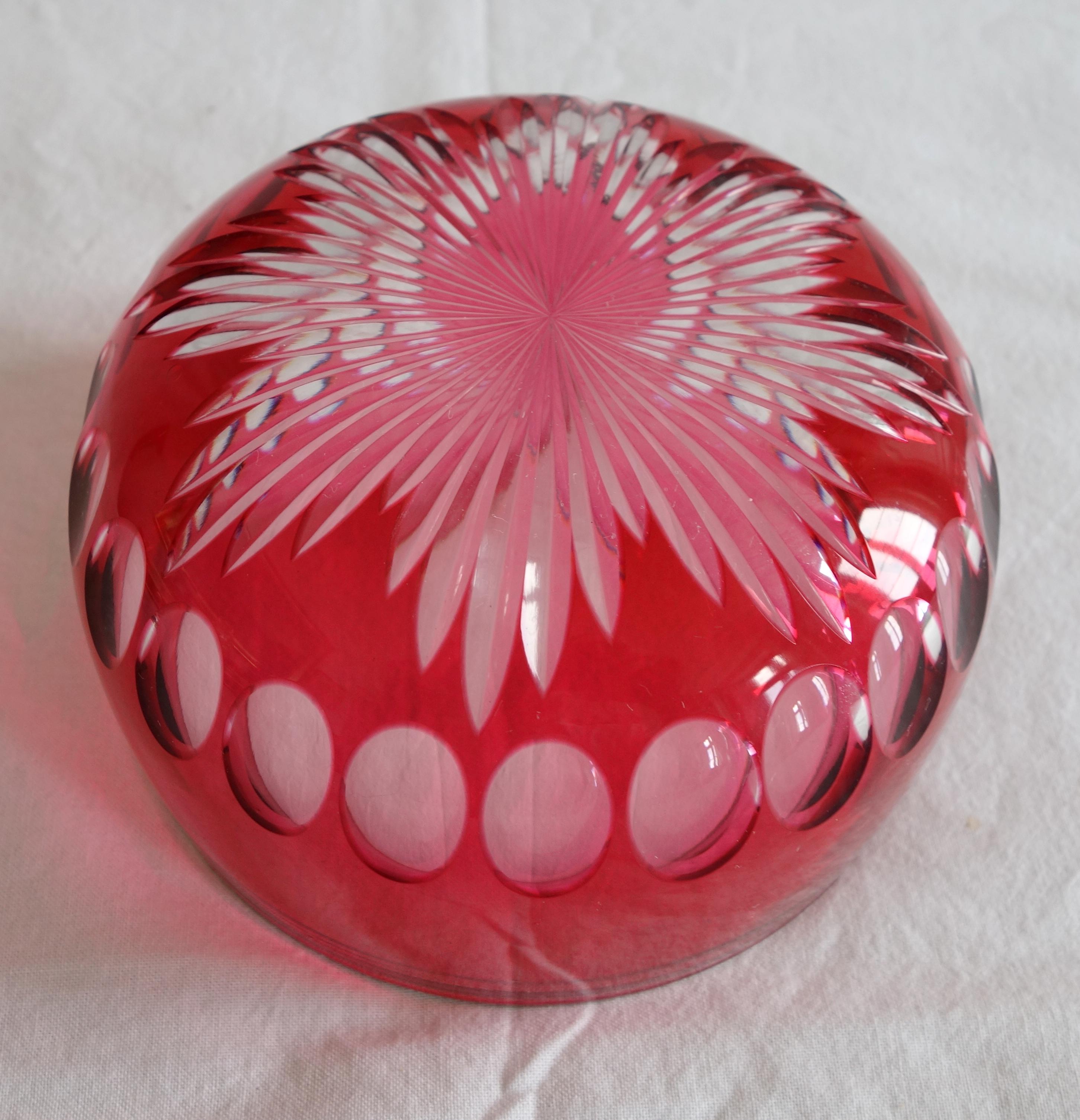 Cuenco / ramekin de cristal de Baccarat, cristal tallado rojo superpuesto - Siglo XIX Facetado en venta
