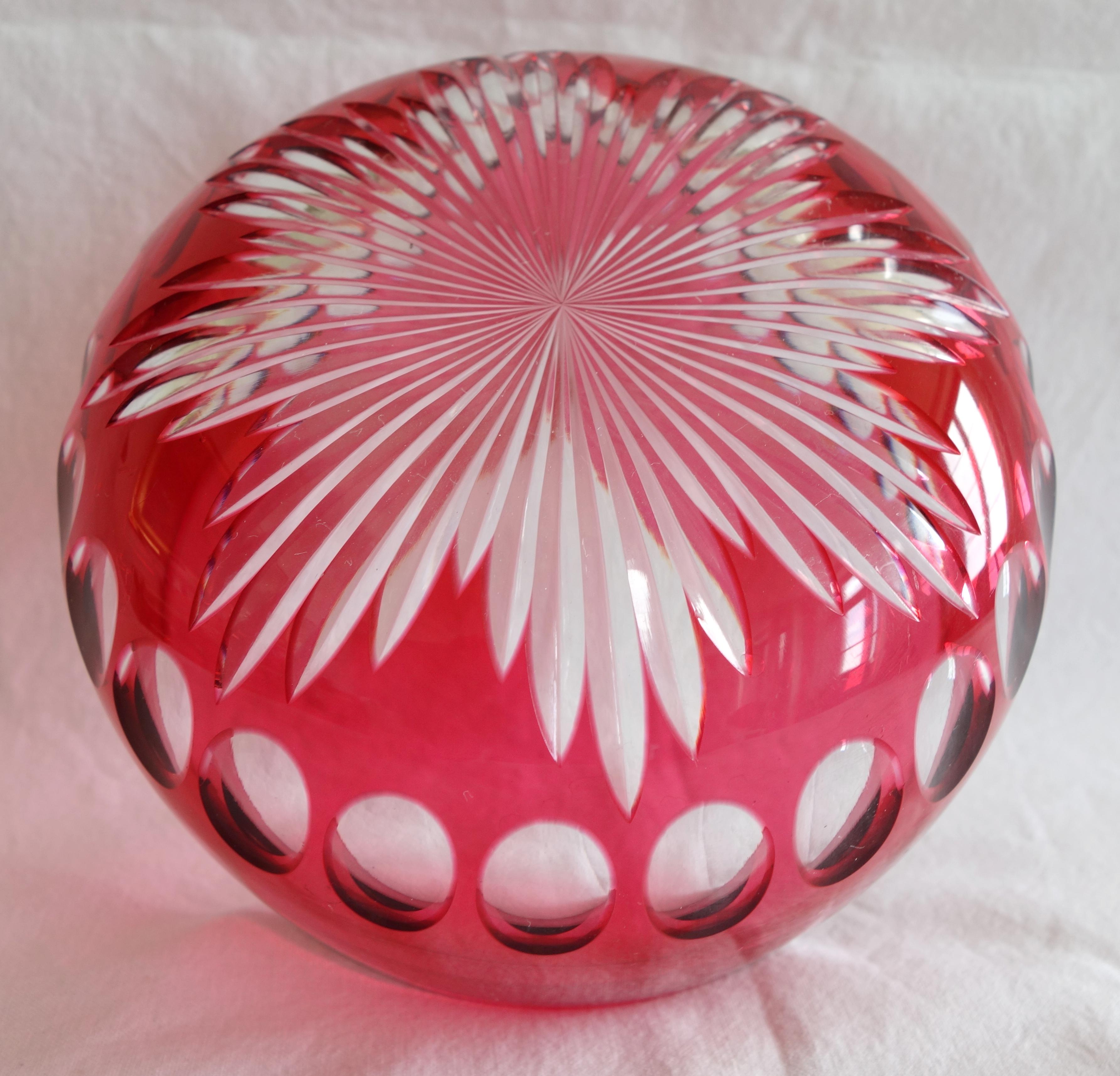 Cuenco / ramekin de cristal de Baccarat, cristal tallado rojo superpuesto - Siglo XIX en Bueno estado para la venta en GRENOBLE, FR