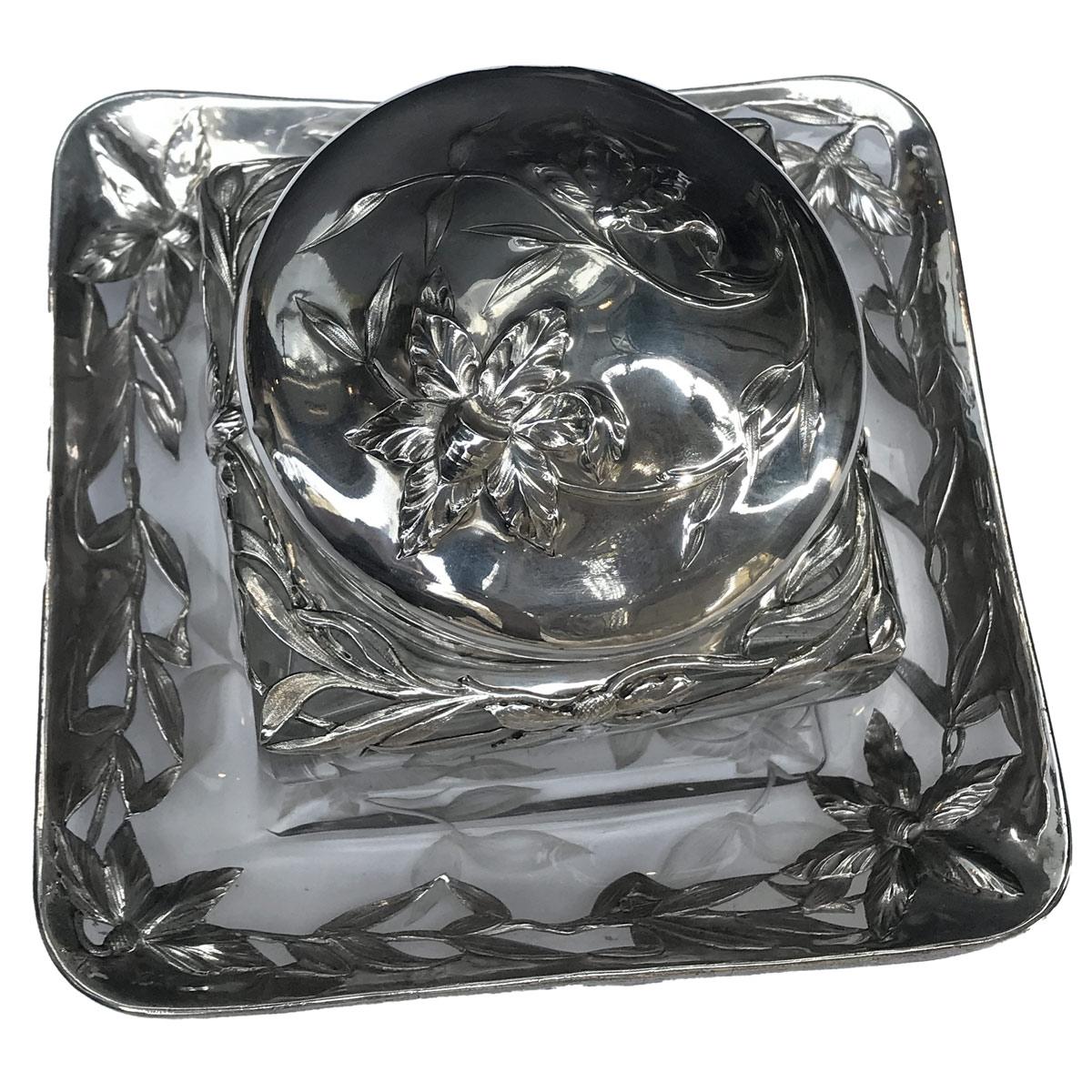 Extremely rare Baccarat engraved crystal square box with his square under dish mounted with a sterling silver frame. Set realized by l'Escalier de Cristal, signed in the back. Baccarat crystal is all decorated with engraved flowers. Sterling silver