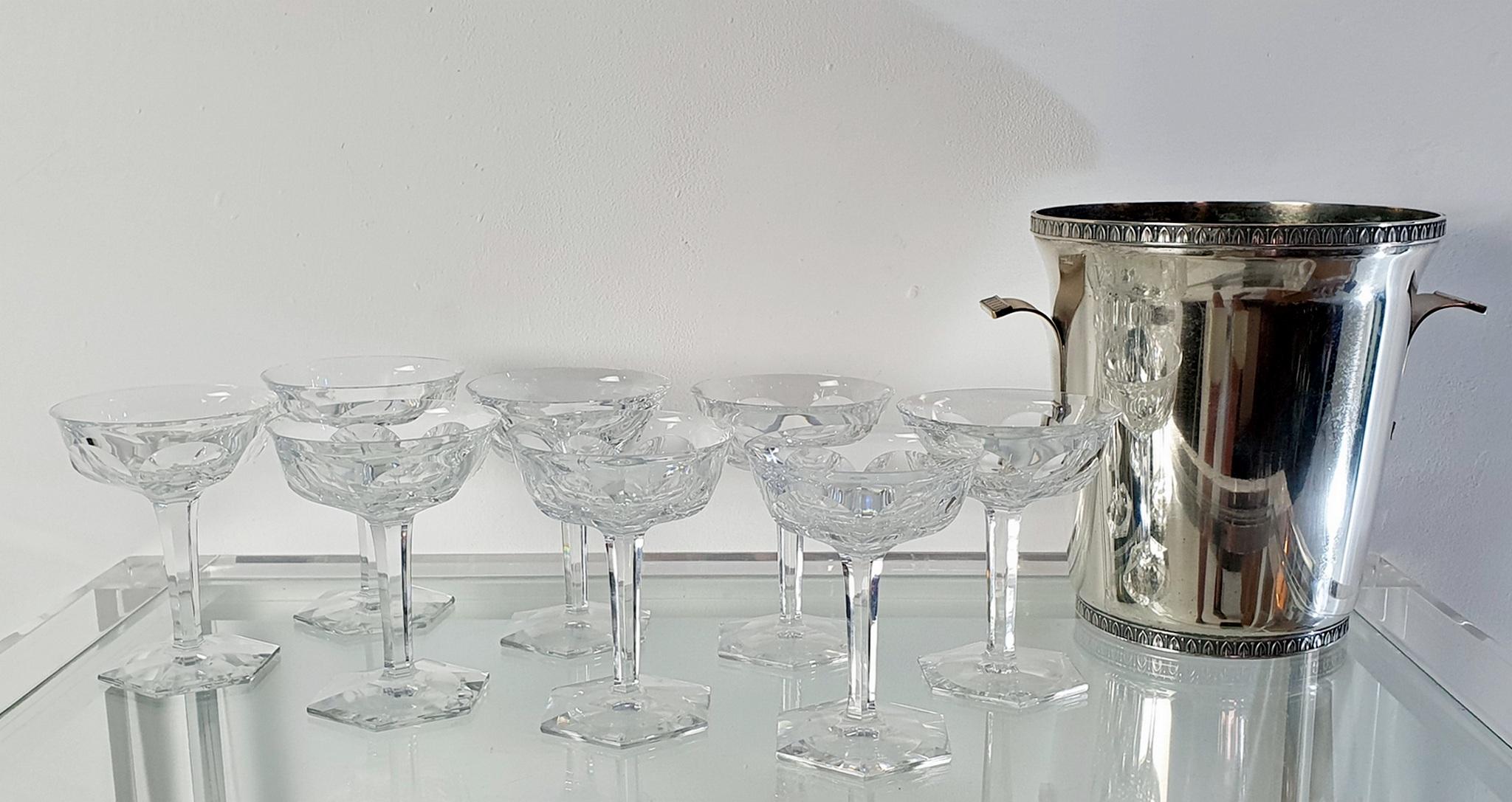 Ein wunderschöner Satz von 8 Harcourt 1841 Champagner-Coupe-Gläsern von Baccarat, Frankreich. Markiert Baccarat, Frankreich im Boden. Keine Absplitterungen oder Beschädigungen.

Rein, kraftvoll und elegant zugleich, auf seinem sechseckigen Sockel,