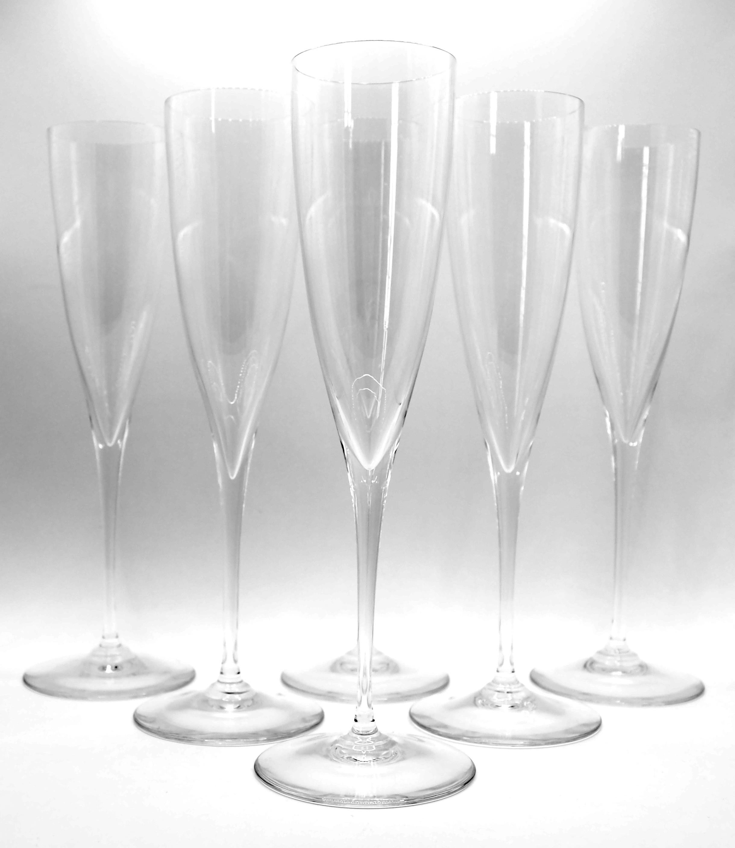 Set di 6 flûte da champagne in cristallo Baccarat, motivo Dom Perignon.
Il modello Dom Perignon prende il nome da un monaco francese che fu anche una figura di spicco dell'enologia tra la fine del XVII secolo e l'inizio del XVIII secolo.
La