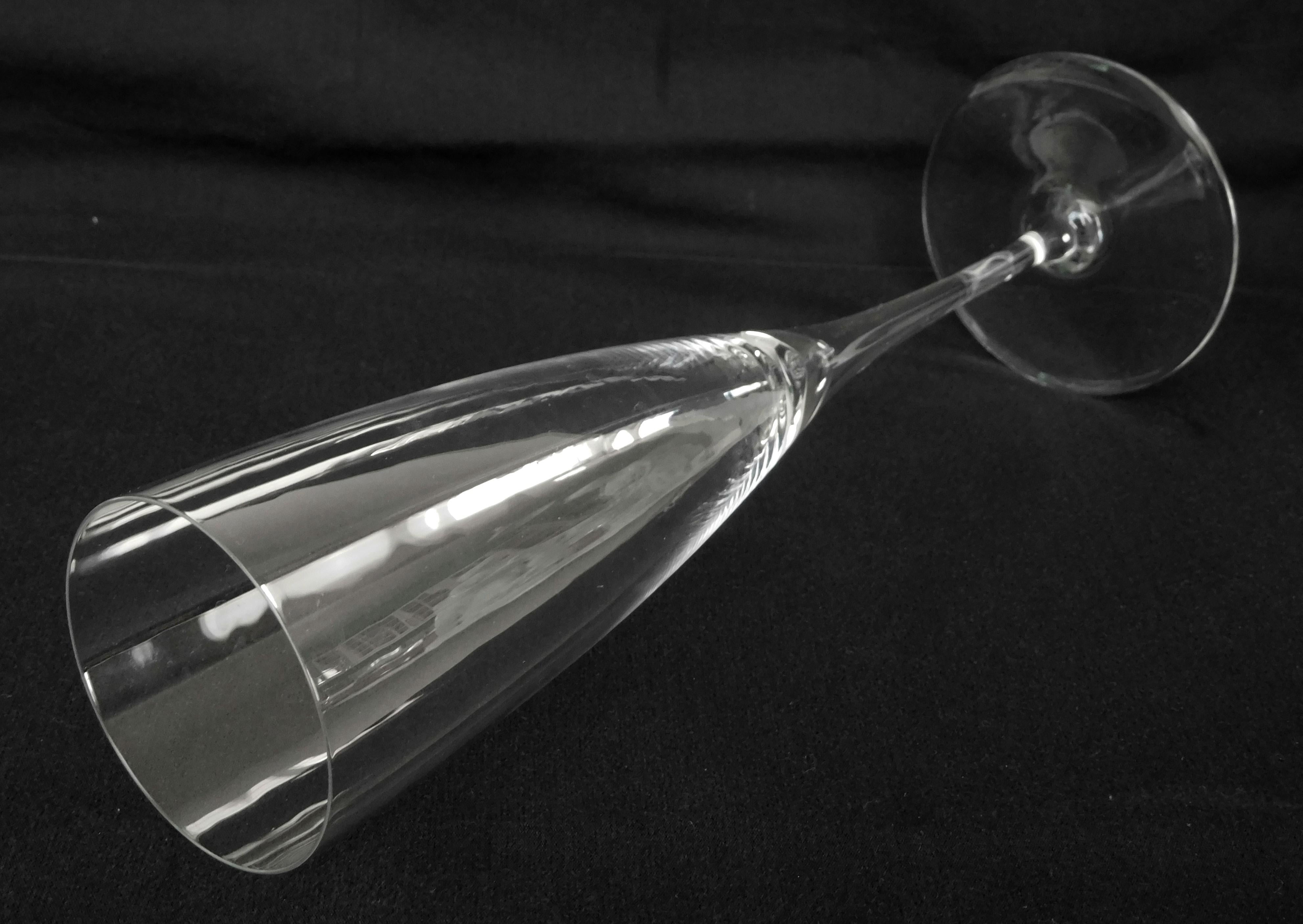 XX secolo Flûte da champagne in cristallo Baccarat - motivo Dom Perignon - firmato