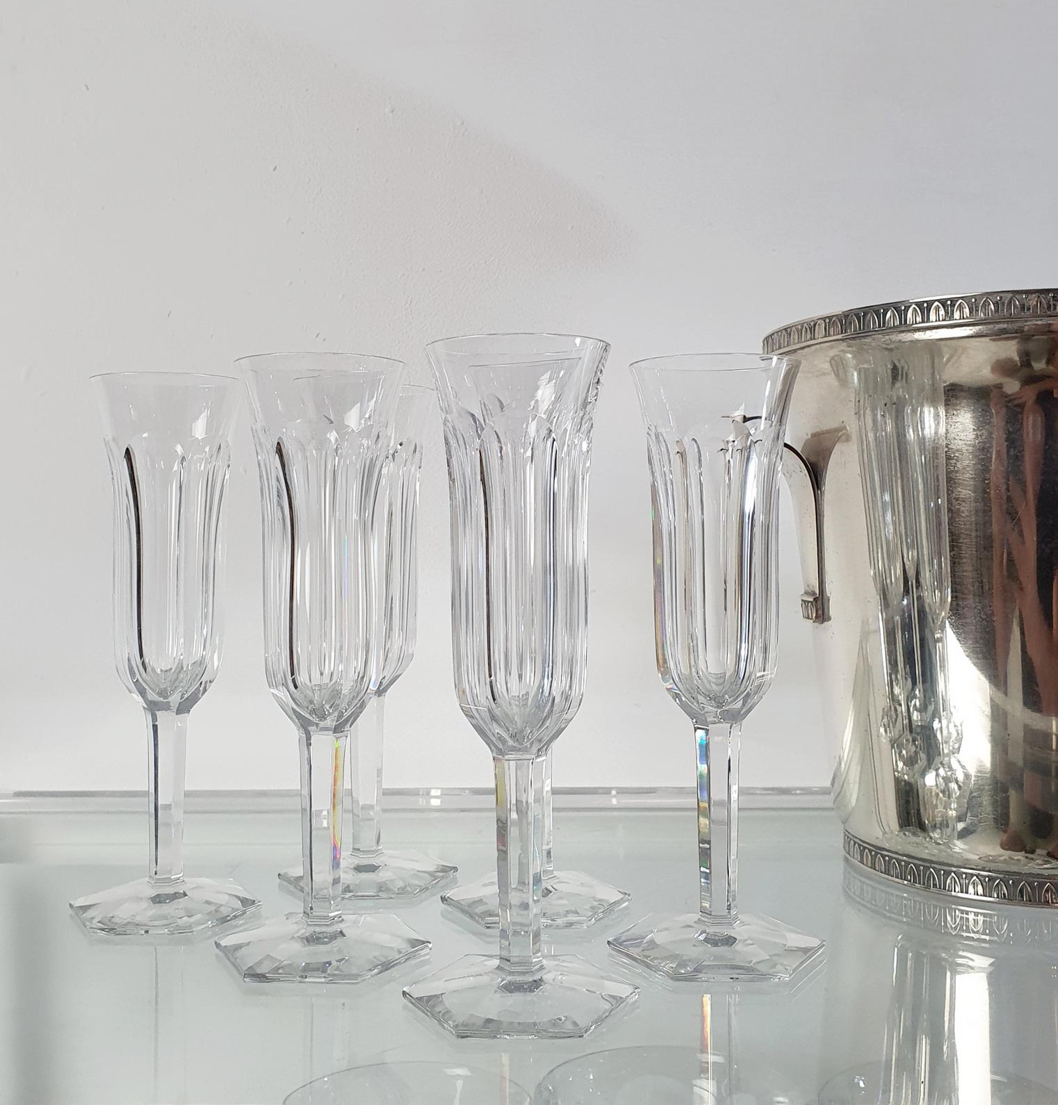 Ein wunderschönes Vintage-Set von 6/acht hohen Harcourt 1841 Champagnerflöten von Baccarat, Frankreich. Markierung Baccarat, Frankreich im Boden. Keine Absplitterungen oder Beschädigungen.

Rein, kraftvoll und elegant zugleich, auf seinem