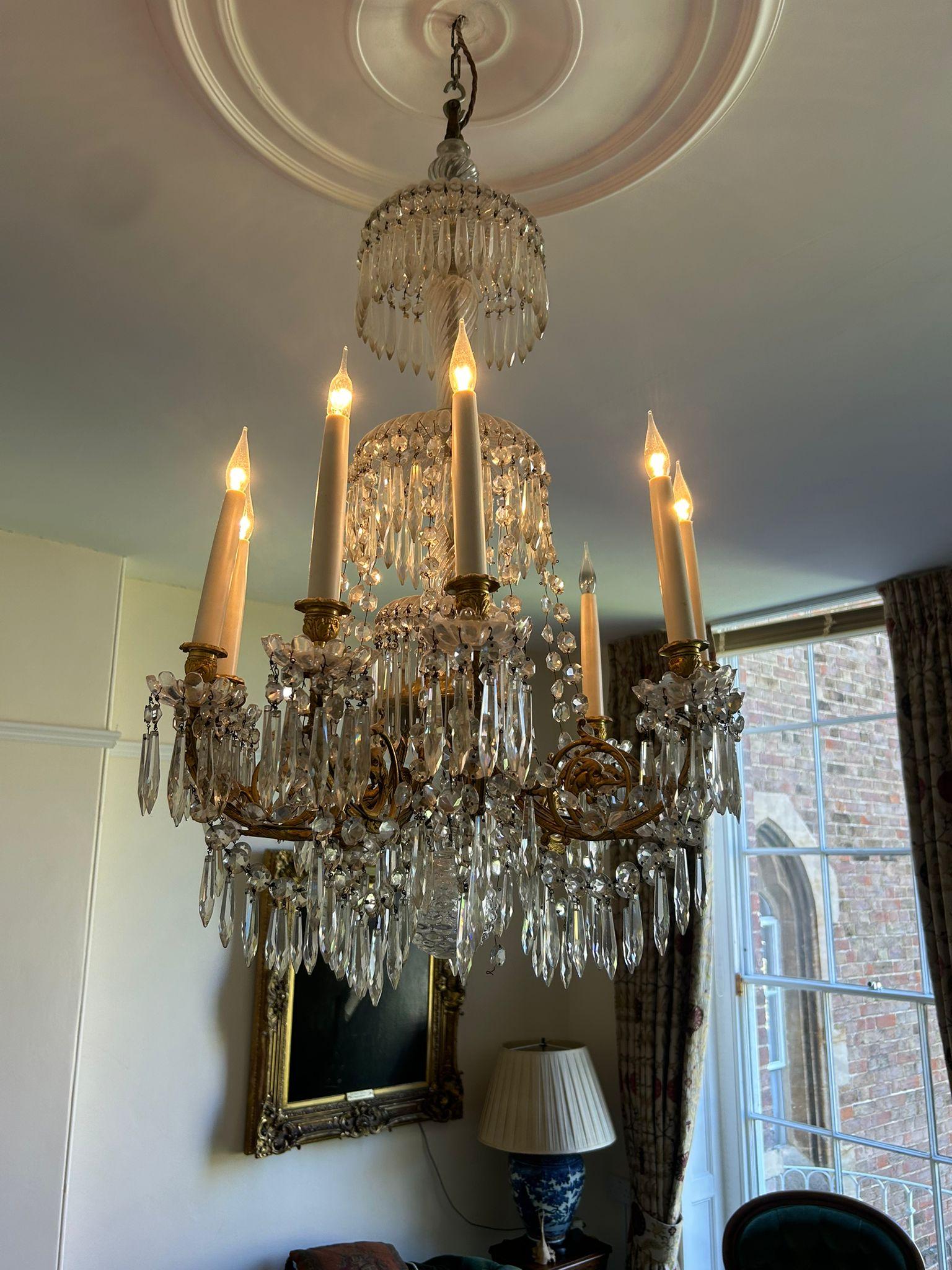 Ein dreißigflammiger Baccarat-Kristallkronleuchter  Ebenen. Die obere Etage mit 8 Lichtern und die untere Etage aus  abwechselnd in der Höhe.

um 1860 bis 1870Abmessungen:
