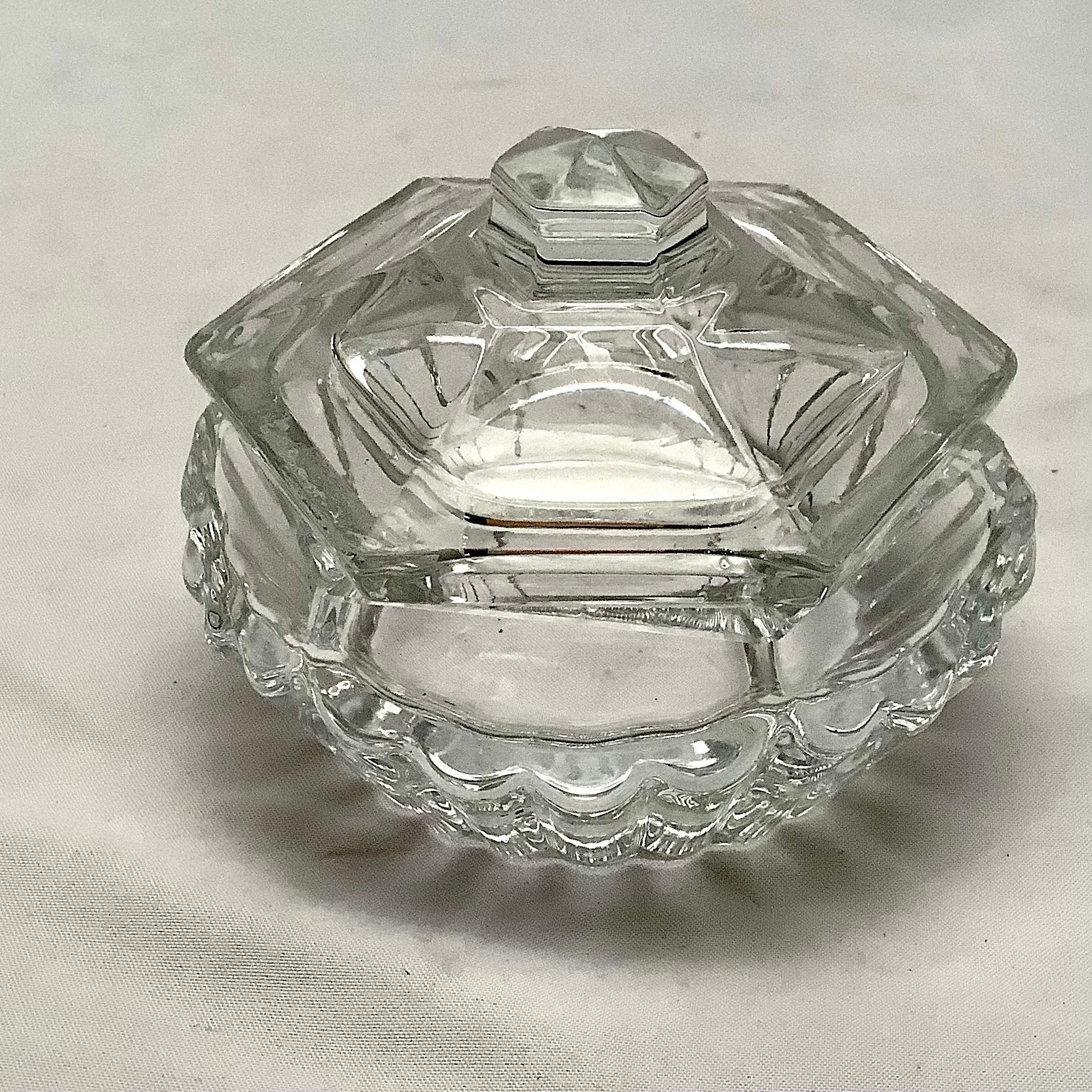 Plat couvert en cristal de Baccarat - 20e siècle. Le plat est clairement estampillé 