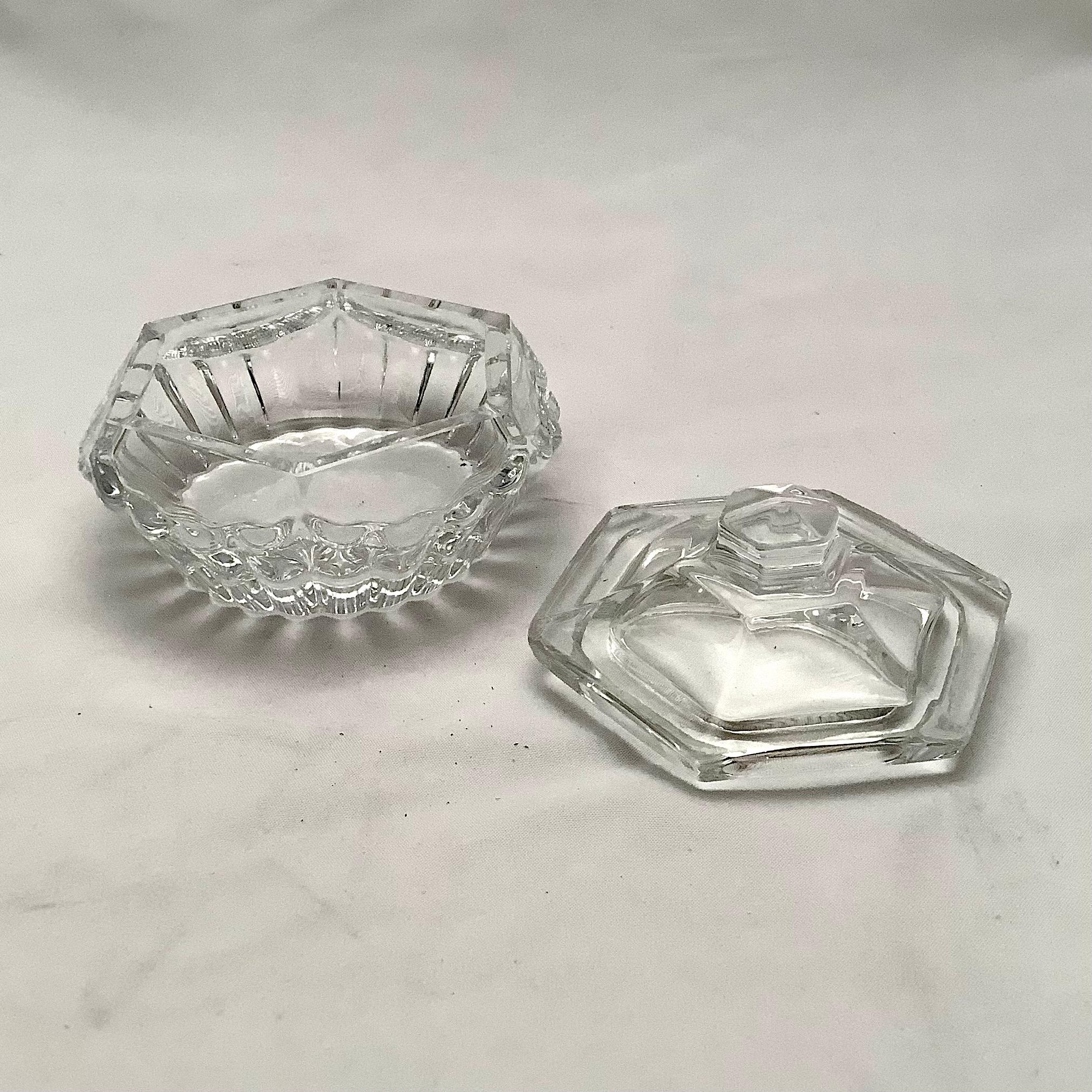 Baccarat-Kristallschale mit Deckel, 20. Jahrhundert (Moderne der Mitte des Jahrhunderts) im Angebot