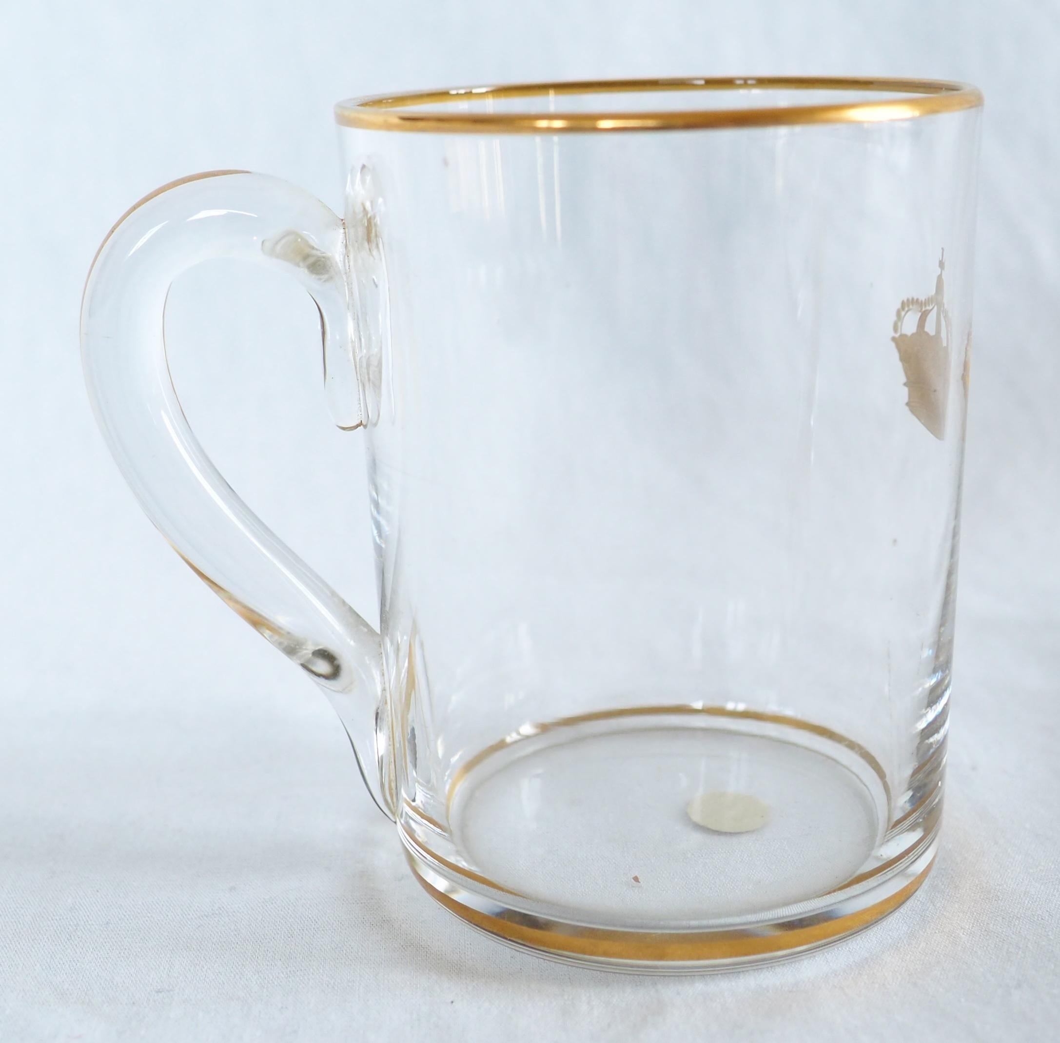 Coppa di cristallo Baccarat, versione rara impreziosita da oro fino sui bordi, corona di re incisa e dorata sul lato.
Tazza antica non firmata (prima del 1936), ma l'adesivo di carta originale è rimasto sotto la base. La corona dorata è elencata