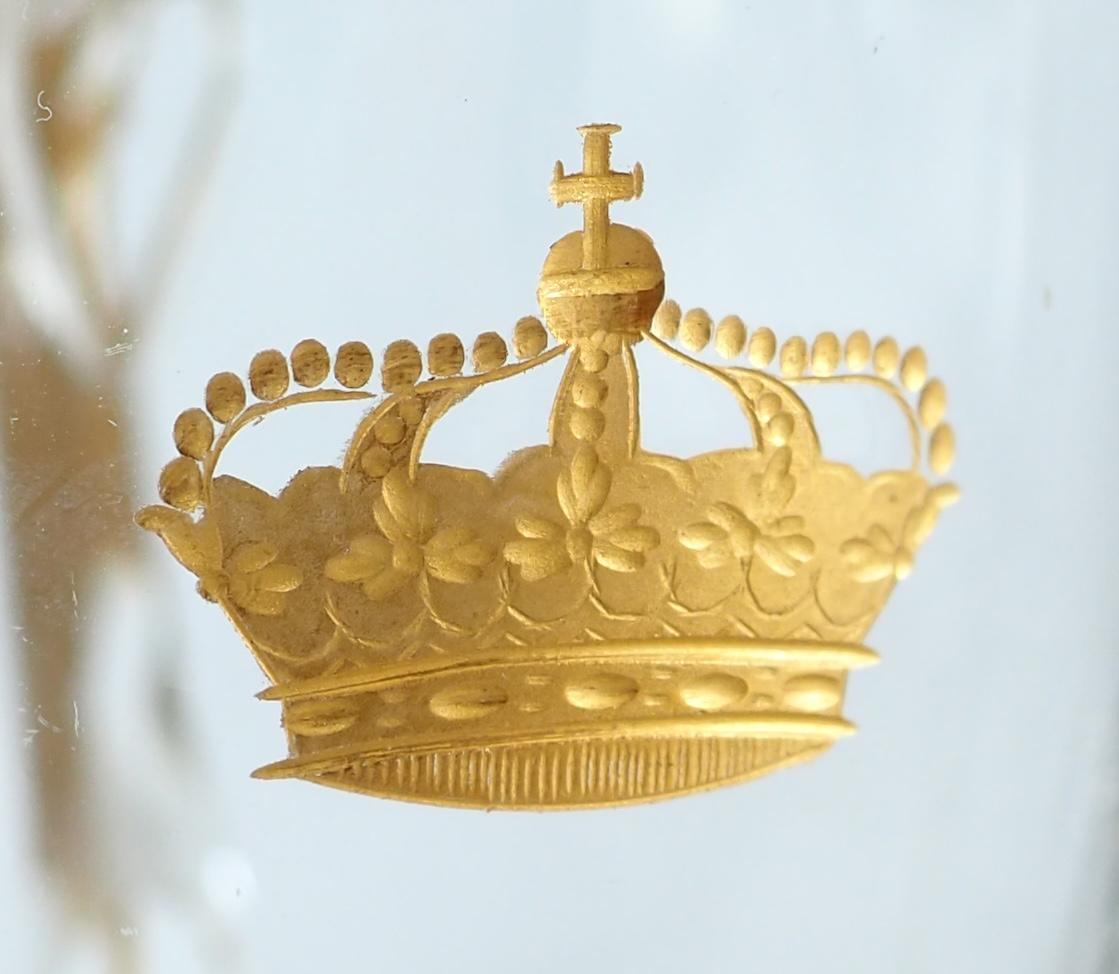 Cristallo Coppa di cristallo Baccarat, corona reale incisa e dorata, adesivo di carta originale in vendita