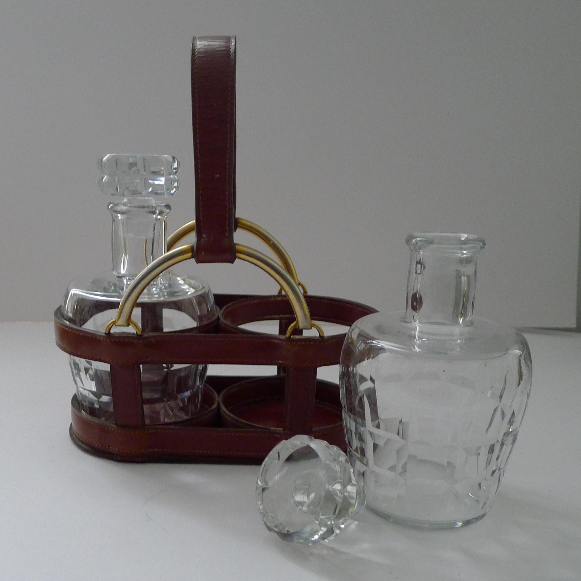 Un raro y muy codiciado portagarrafas doble de cuero cosido diseñado por Jacques Adnet para la casa de modas francesa Hermes de París.

El caddy está equipado con dos decantadores de cristal tallado, ambos con la marca Baccarat en la parte inferior