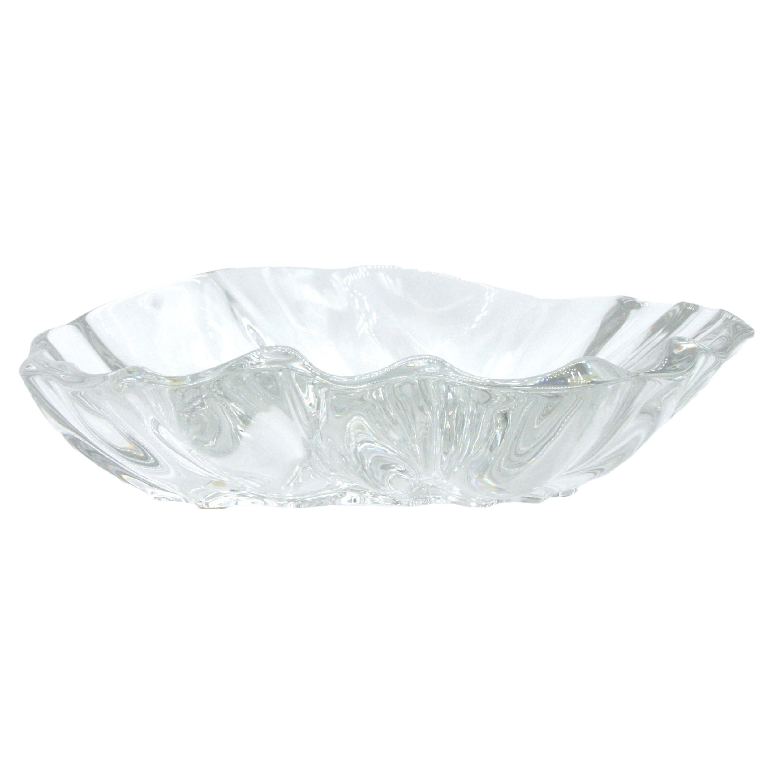 Magnifique coupe de centre de table décorative en cristal de Baccarat fabriquée à la main. La pièce est en excellent état. La marque du fabricant est gravée en dessous. Légère usure des étagères. Le centre de table mesure 9,75 pouces X 9,25 pouces X