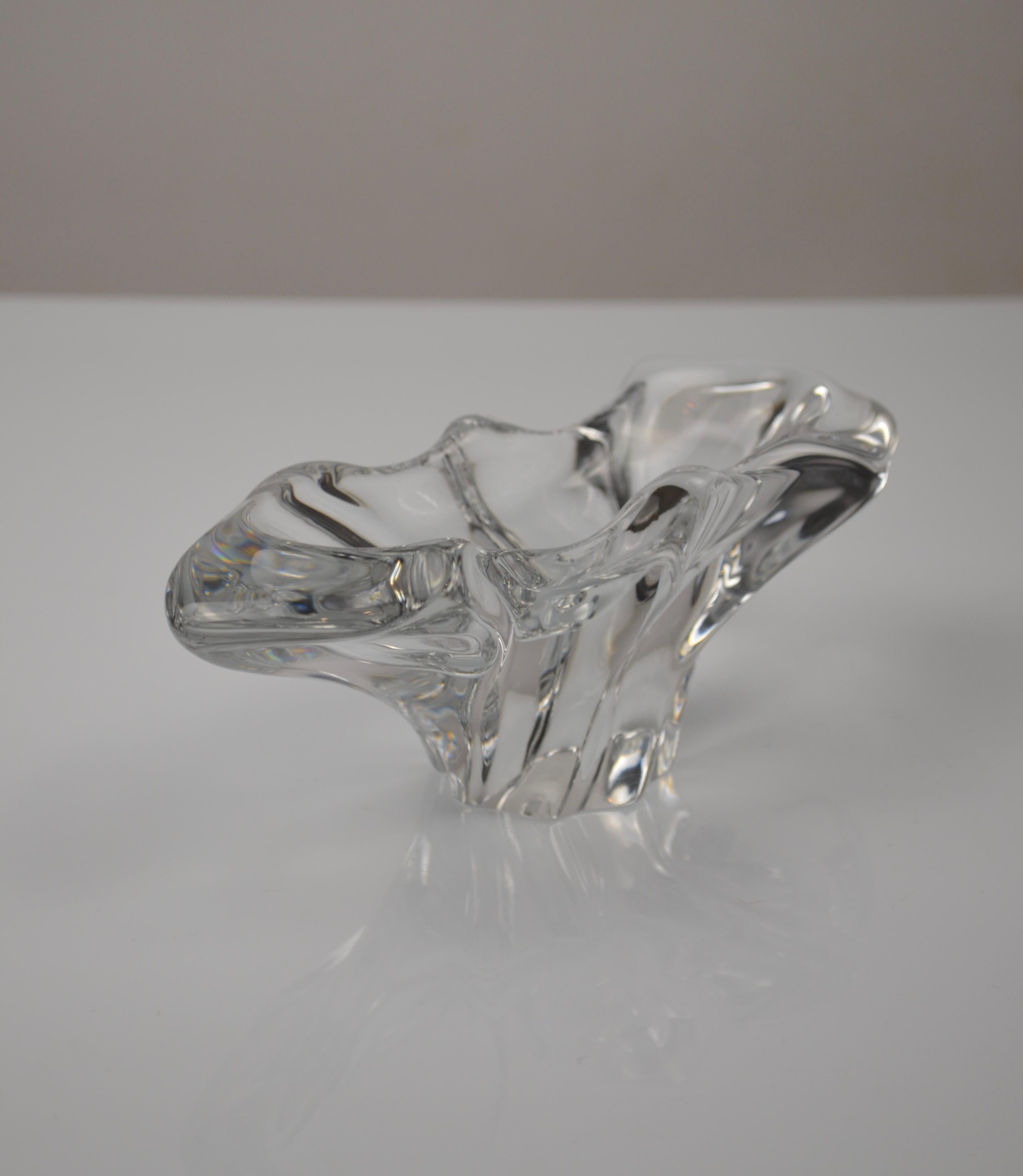 Elegantes Stück in klarem Kristall von Baccarat mit einer frei geformten, wellenförmigen Silhouette, die für das organische Design der Mitte des 20. Jahrhunderts charakteristisch ist. Die skulpturale und leuchtende Leuchte fängt das Licht durch ihre