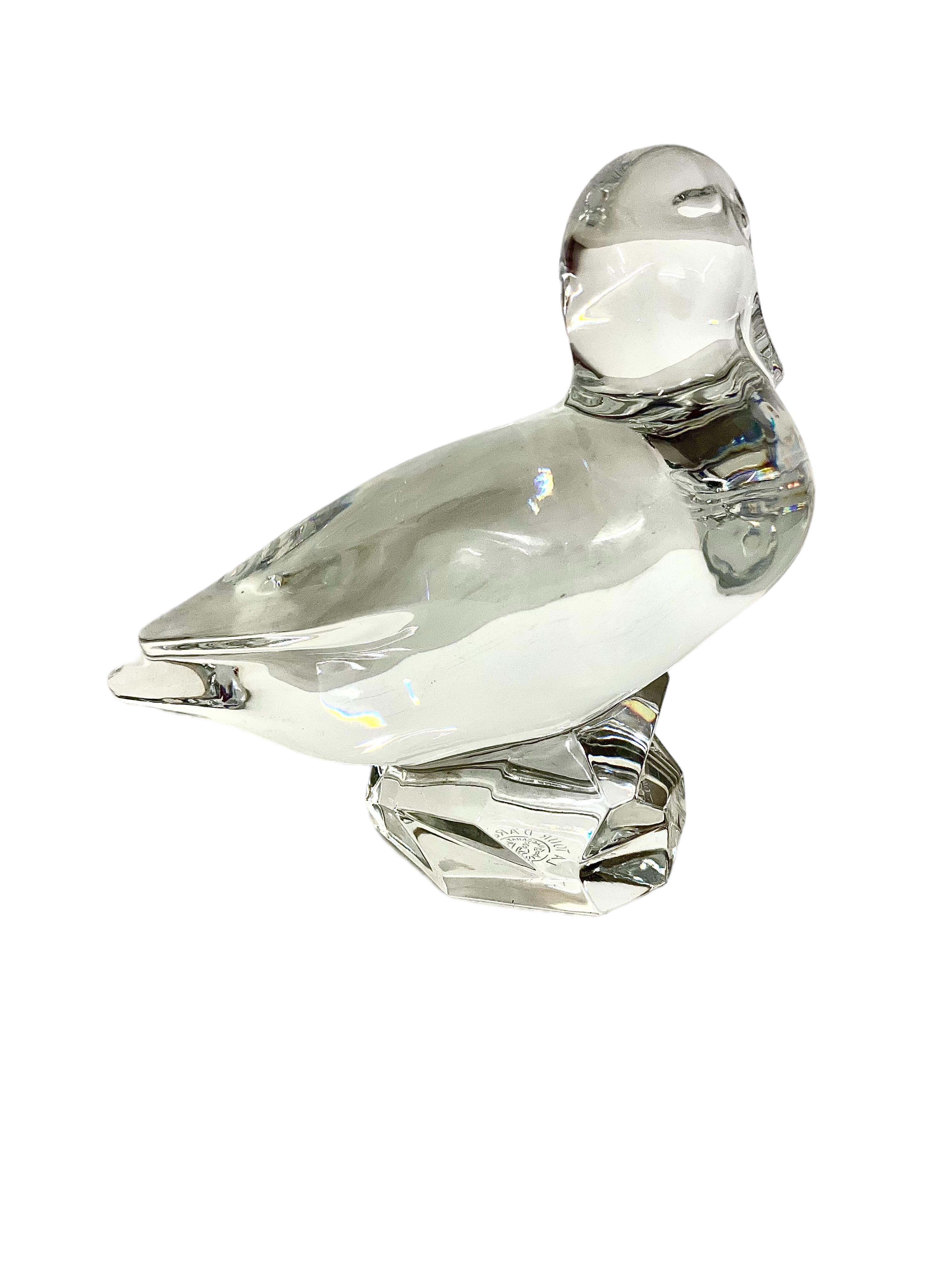 Eine exquisite Entenfigur in funkelndem Baccarat-Kristall, auf deren Sockel das Markenzeichen 